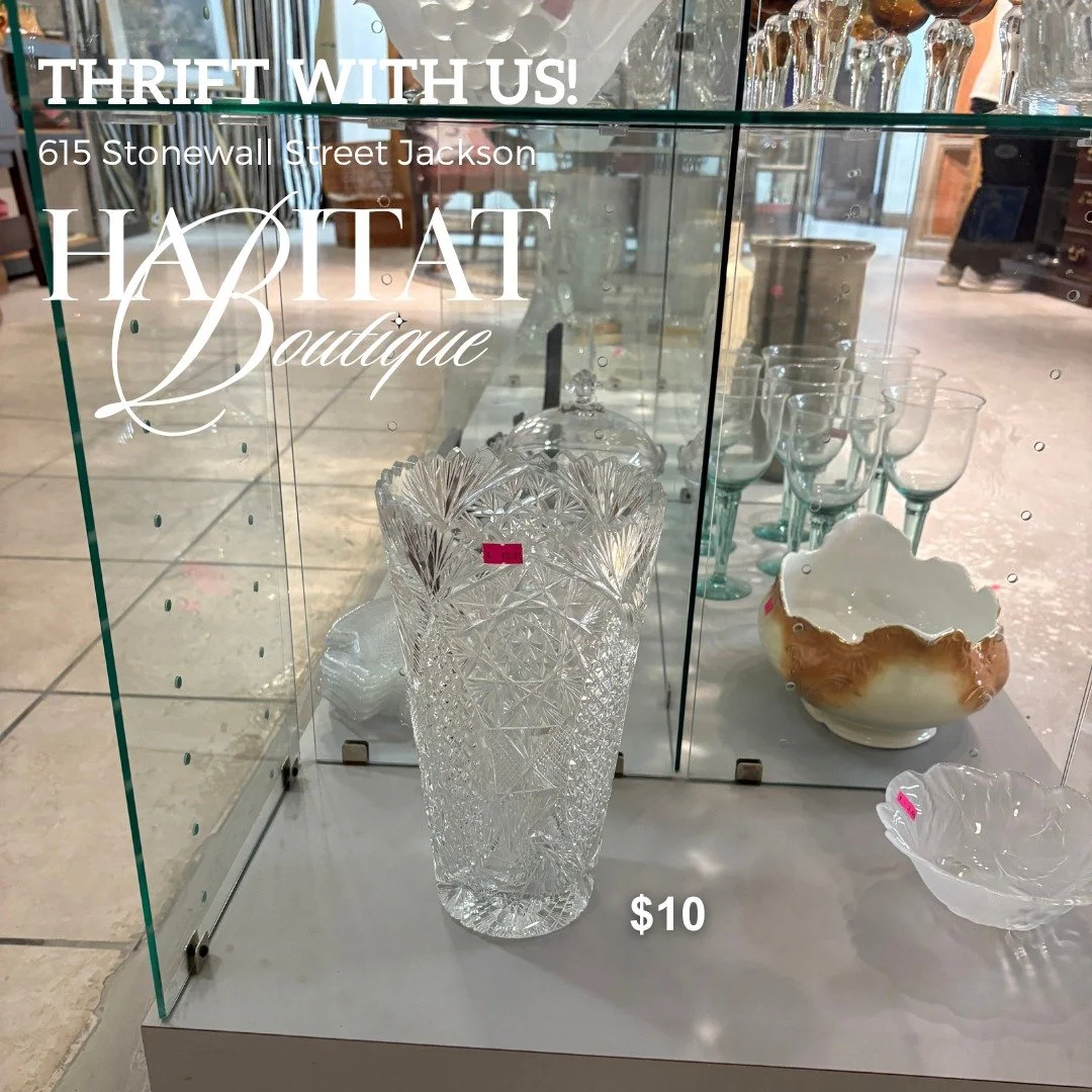 🌸 Simply stunning! ✨ This beautiful glass vase is the perfect statement piece for any room. Find it today at the Habitat Boutique! 💚 #HabitatBoutique #ReStoreFinds