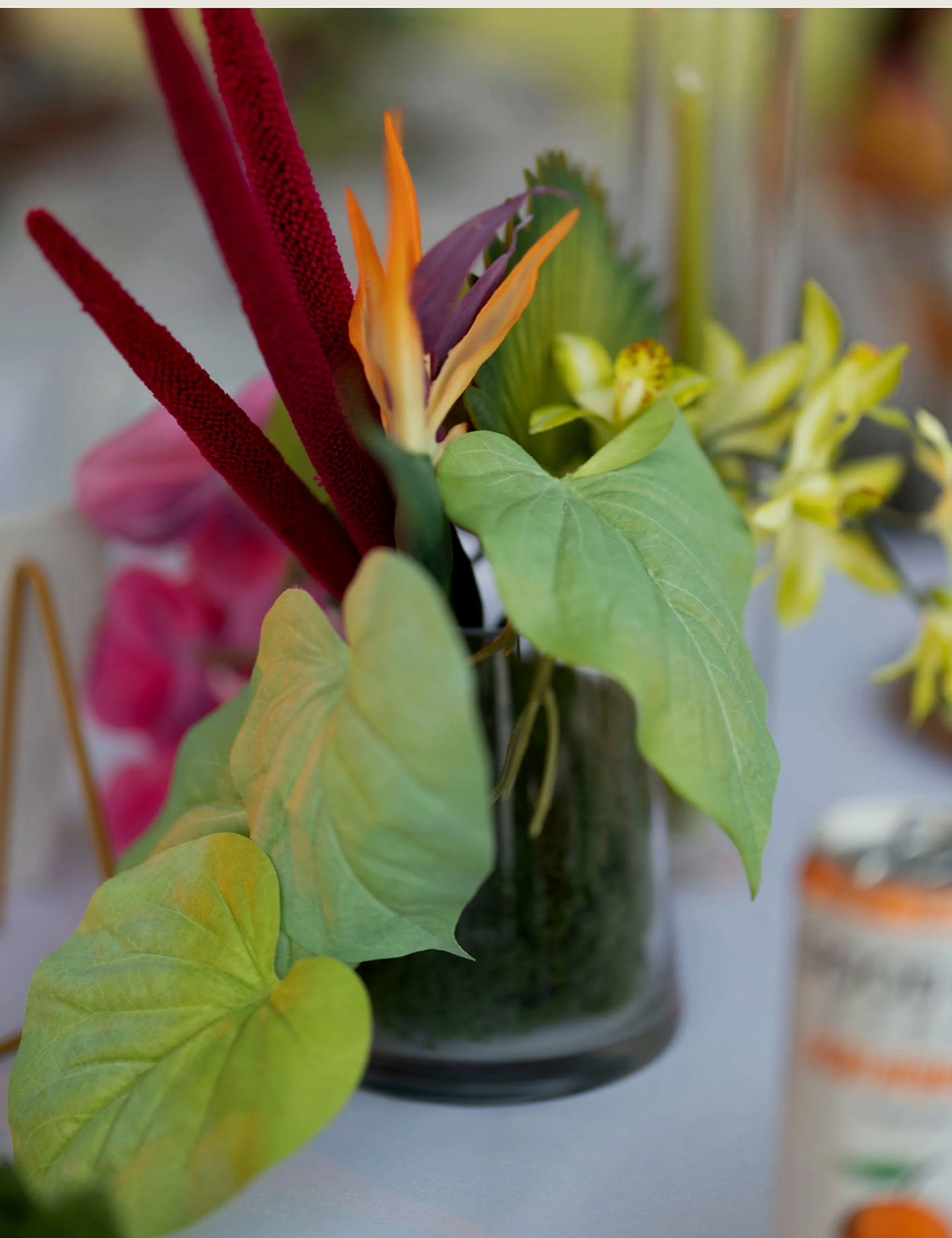 06-tropical-table-floral.jpg