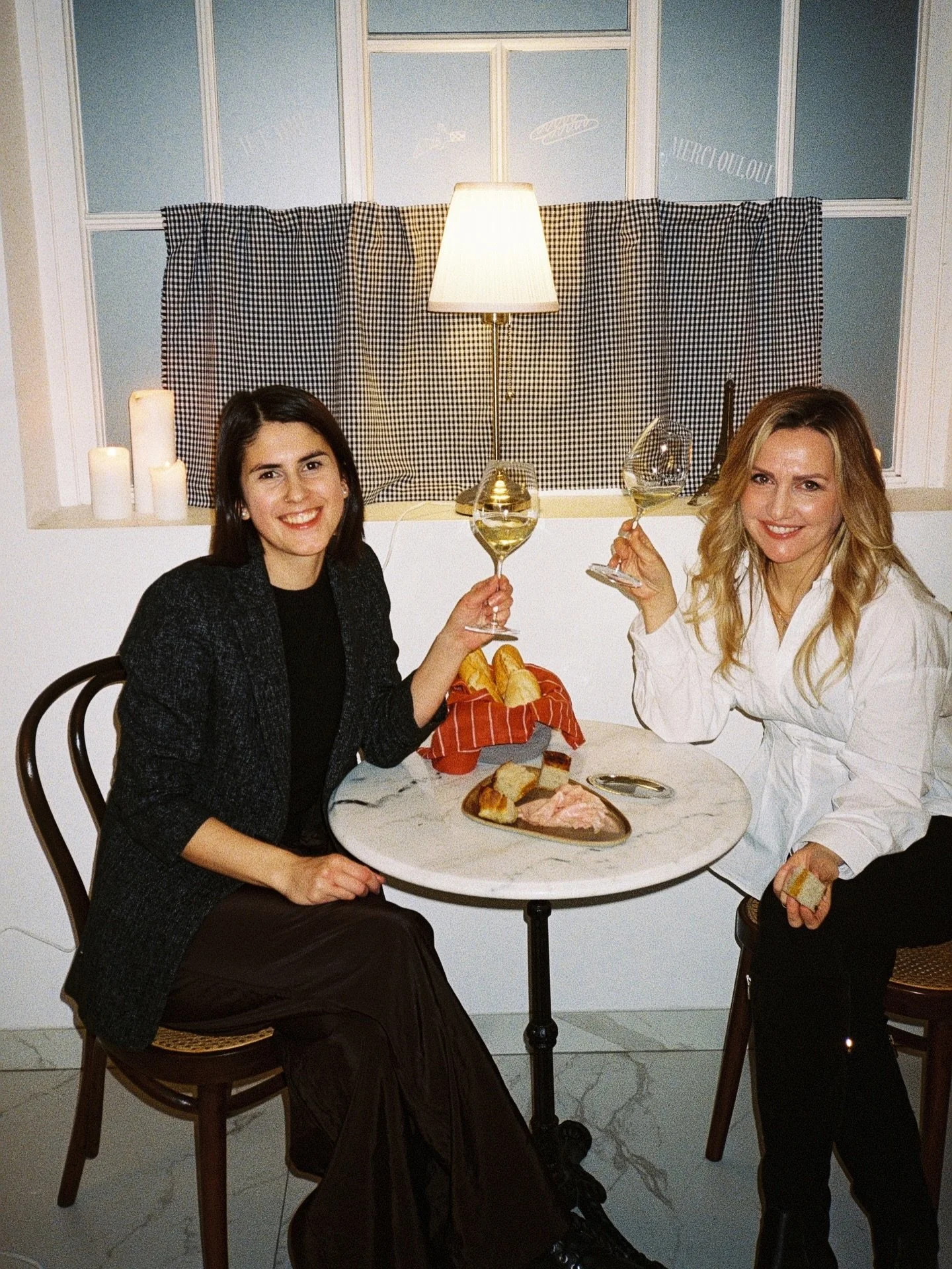 Petek večer, analogni trenutki, francoski okusi. 🇫🇷🥖🍷

Spomin, ki ostane za vedno! 

Če si želi&scaron; tudi ti preizkusiti čar francoske kuhinje, spremljaj na&scaron;e delavnice &ndash; prihodnja se obeta kmalu!

📸 @nusawhoknowswho 
👨&zwj;🍳👨