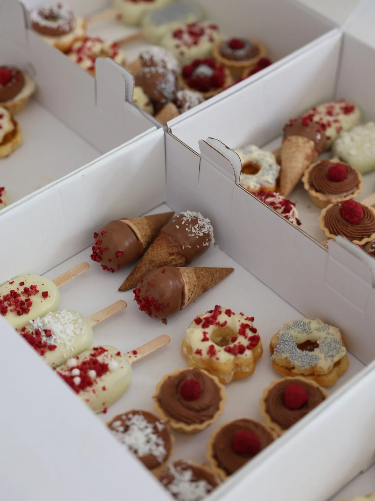 To nedeljo gremo &scaron;e stopničko vi&scaron;je. Sladka kulinarična delavnica Torta v cvetju za dan žena pod mentorstvom znane slascicarke @stories_by_lea! 🎂🌸🩷 

Poglej, kako smo se imele na zadnji njeni delavnici v prostorih @manifest_si! 

Do 