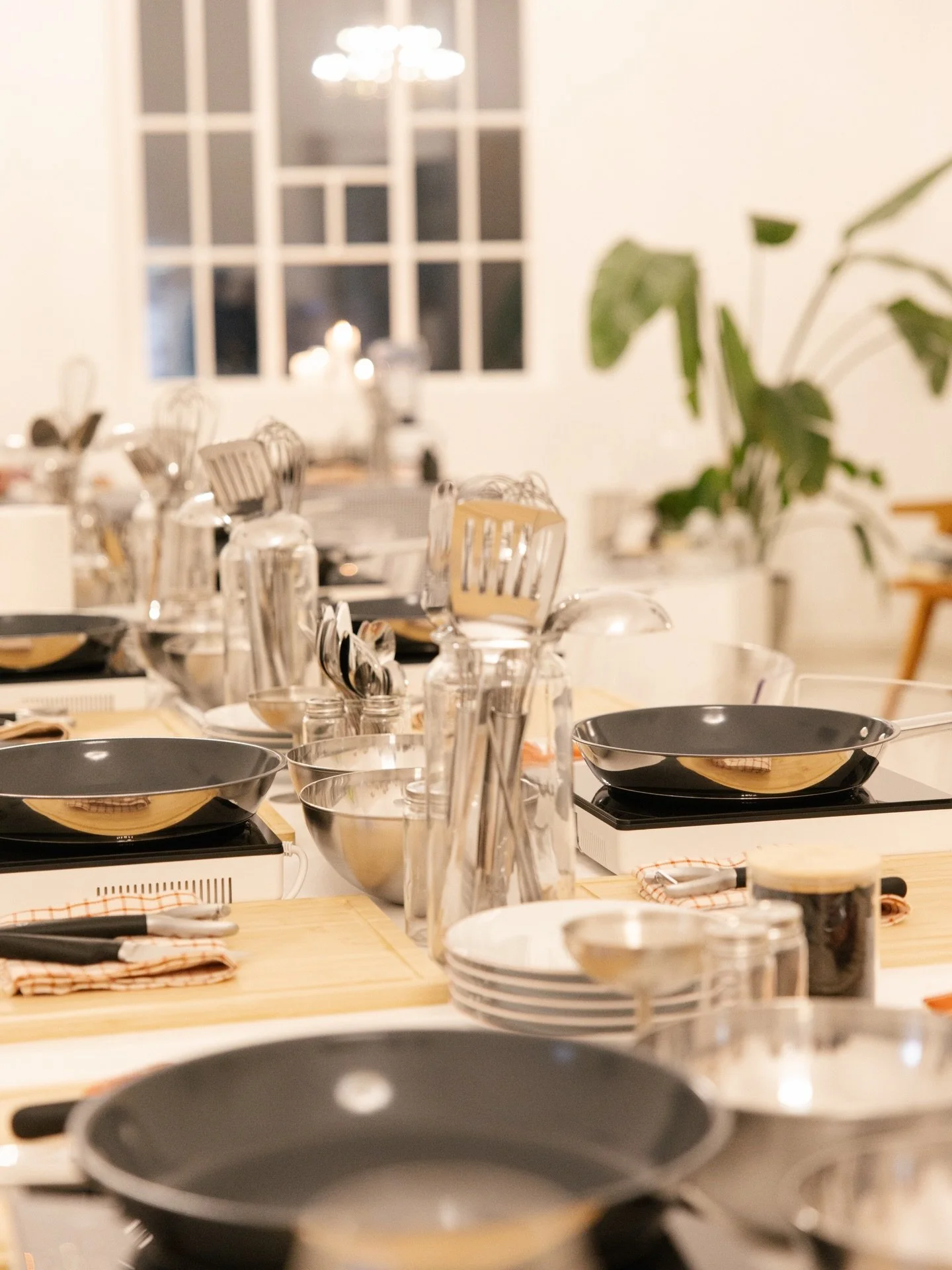 Recap: Bon App&eacute;tit weekend. 🇫🇷🍷🥖
Dva večera kuhanja, oku&scaron;anja in dobre družbe pod mentorstvom @rokstubicar! V aprilu sledi podobno doživetje z znanim hrva&scaron;kim kuharjem @tr.akirfa! 

delavnica: Hostaj kot chef!
Pripravljali bo