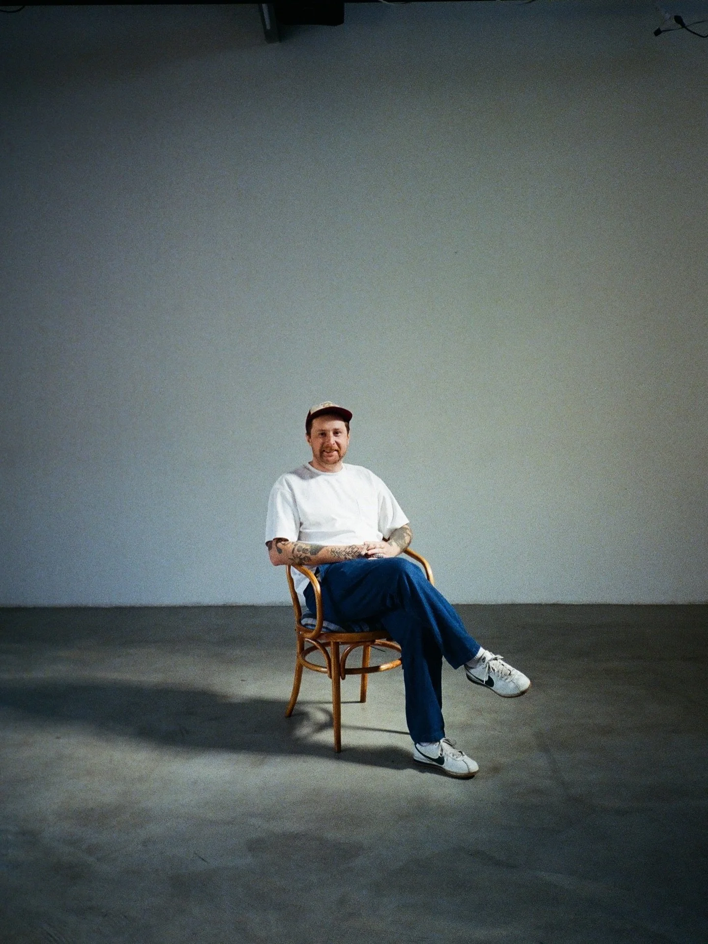 Zagreb, ampak po lokalno 🤍

Včasih mesto res začuti&scaron; &scaron;ele skozi ljudi, ki tam živijo. Tokrat nas je skozi Zagreb peljal Tihomir Afrika &ndash; za prijatelje kar Afrika. Umetnik, zbiratelj zgodb, človek z občutkom za detajle in tisti ti