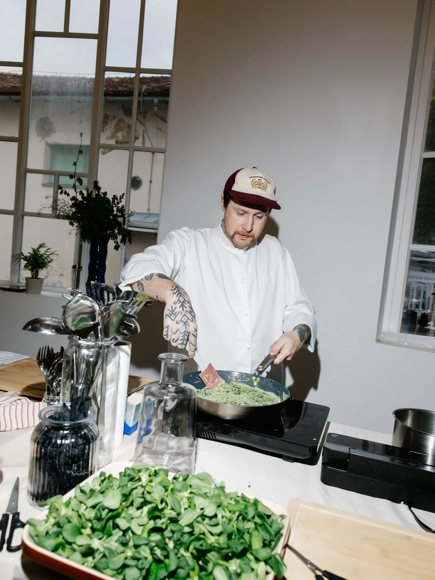 &Scaron;e vedno sva tam. V petku. ✨

Hostaj kot chef.
20 ljudi. 5-hodni bistro meni. Ena prostor. Ena energija.
In midve&hellip; popolnoma hvaležni, da sva lahko del tega.

Pod drobnogledom kuharskega virtuoza @tr.akirfa so nastajale zgodbe na krožni