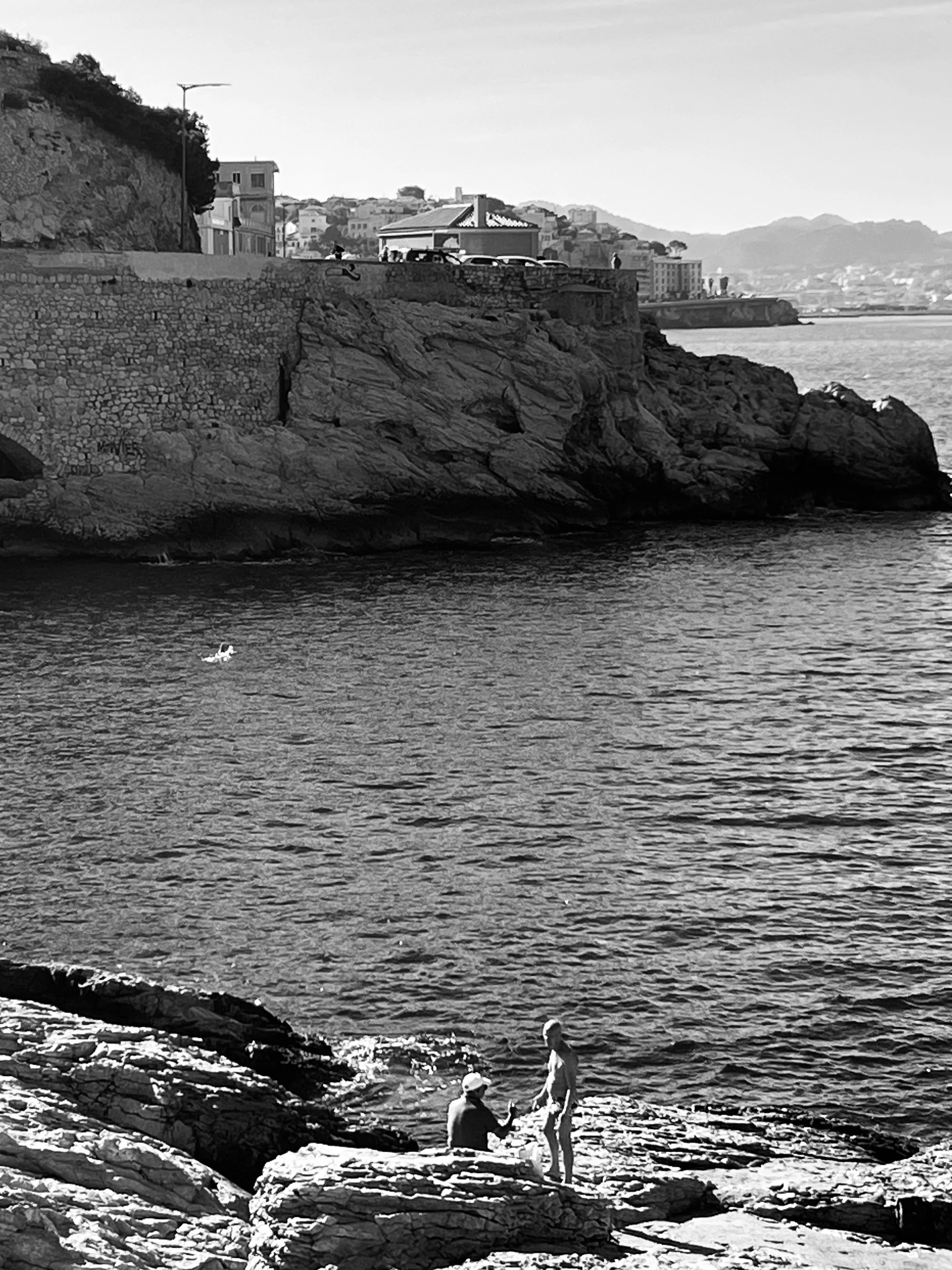 FRANCE-Marseille-sur-la-plage-two-men-anita-terwey.JPG