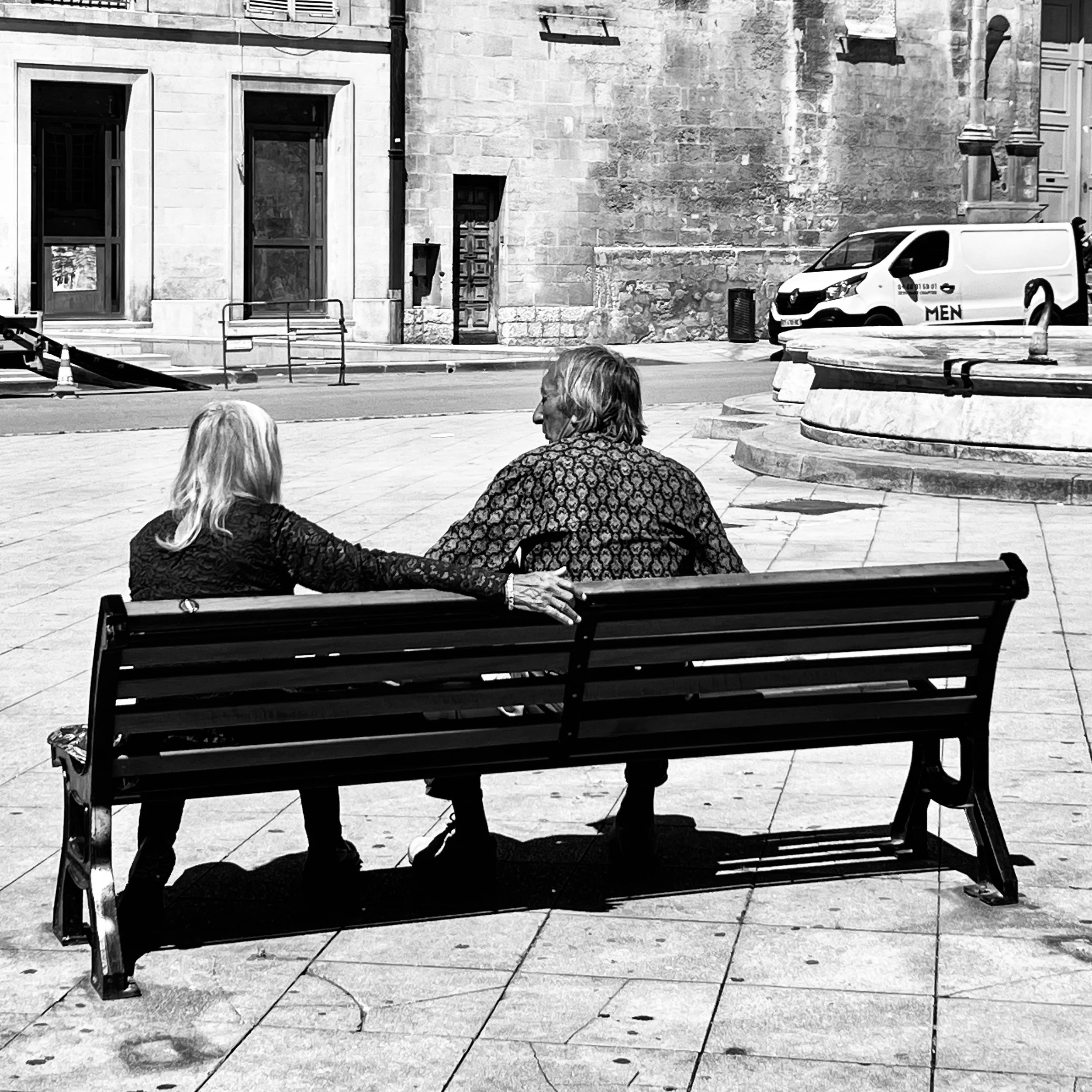 FRANCE-Arles-couple-enjoying-the-sun-anita-terwey.JPG