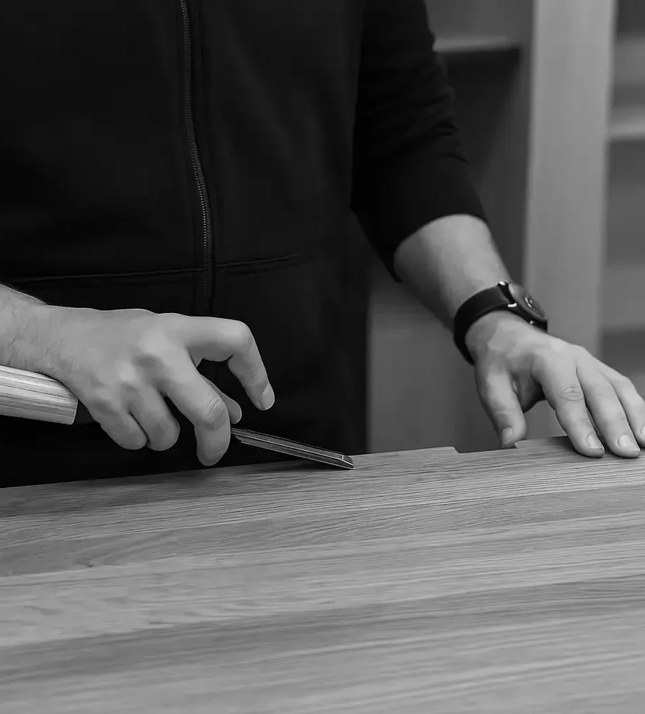 Artisan travaillant le bois à la main dans l’atelier Oleksiak à Aubière, près de Clermont-Ferrand.