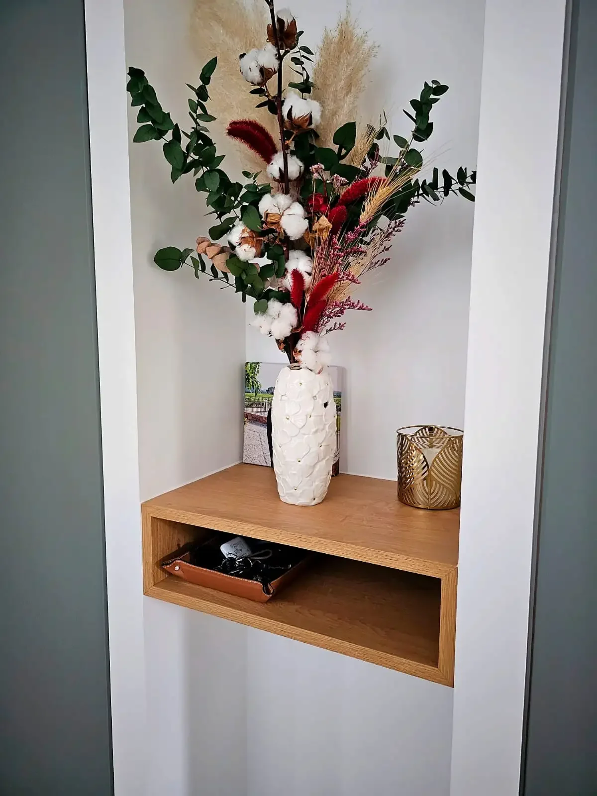 Niche décorative en chêne sur mesure, réalisée par Oleksiak à Clermont-Ferrand. Un espace élégant et fonctionnel pour sublimer une entrée ou un couloir.