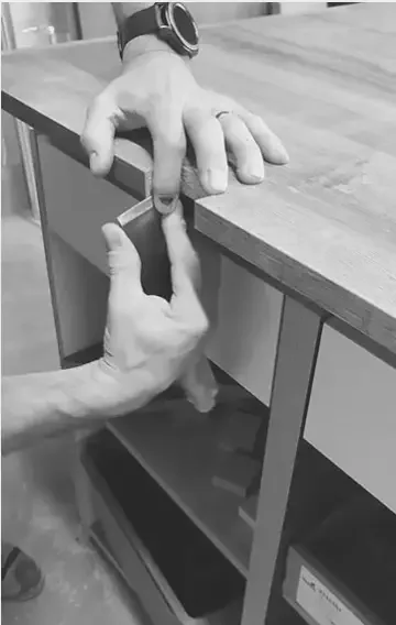 Artisan Oleksiak ajustant un meuble sur mesure en bois dans l’atelier d’Aubière, près de Clermont-Ferrand.