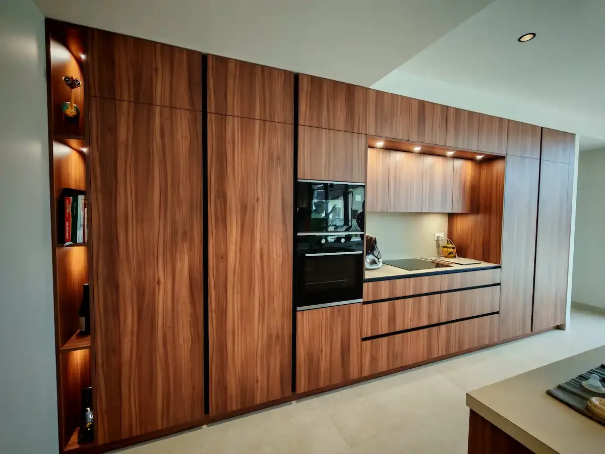 Cuisine sur mesure en bois avec rangements toute hauteur, électroménager encastré et éclairage intégré, réalisée à Clermont-Ferrand.