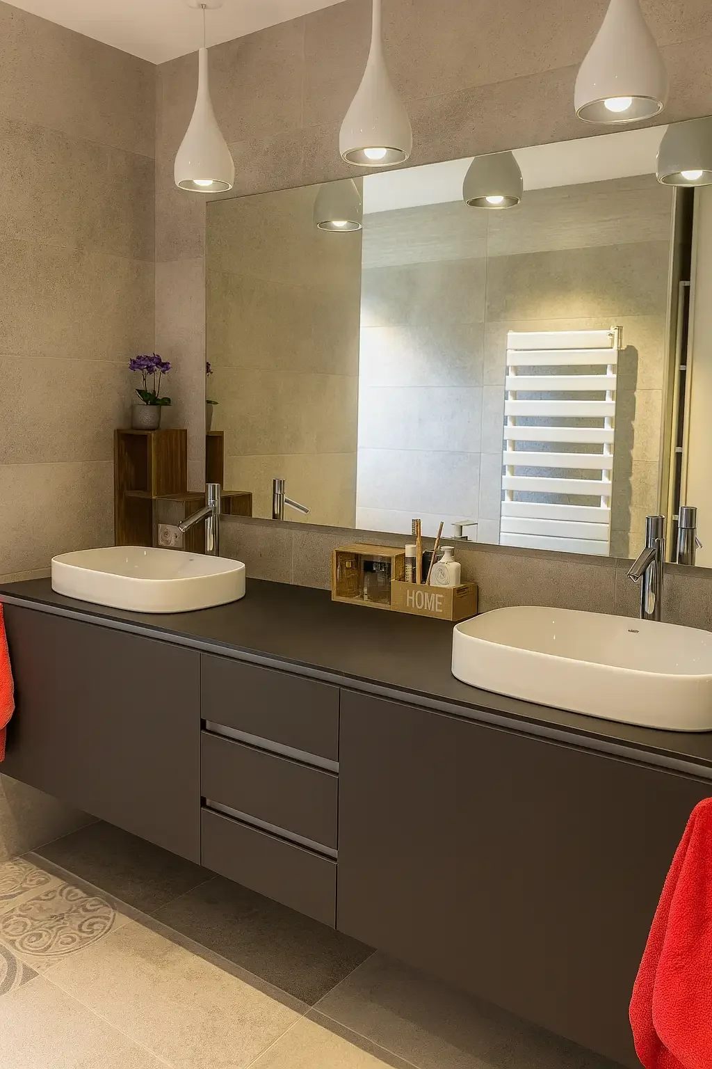 Salle de bain contemporaine avec meuble gris mat, double vasque et grand miroir, réalisée sur mesure par Oleksiak à Clermont-Ferrand.