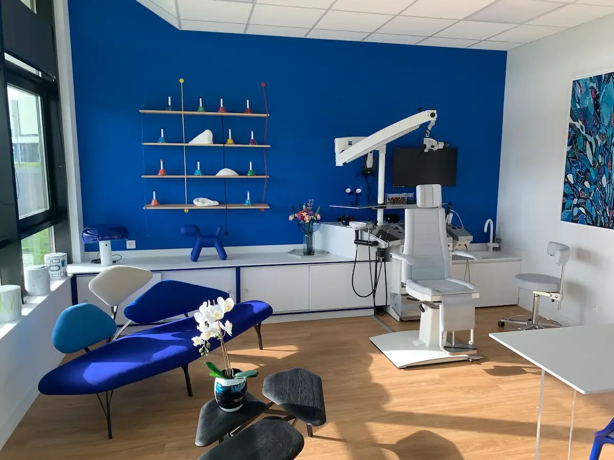 Aménagement sur mesure d’un cabinet médical à Clermont-Ferrand par Oleksiak. Mobilier fonctionnel et design aux finitions blanches et bleues pour un espace professionnel lumineux et accueillant