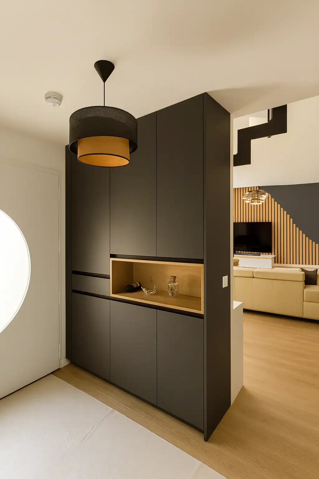 Meuble d’entrée sur mesure en noir mat et bois clair, conçu par Oleksiak à Clermont-Ferrand. Un aménagement fonctionnel et esthétique qui optimise l’espace dès l’entrée.