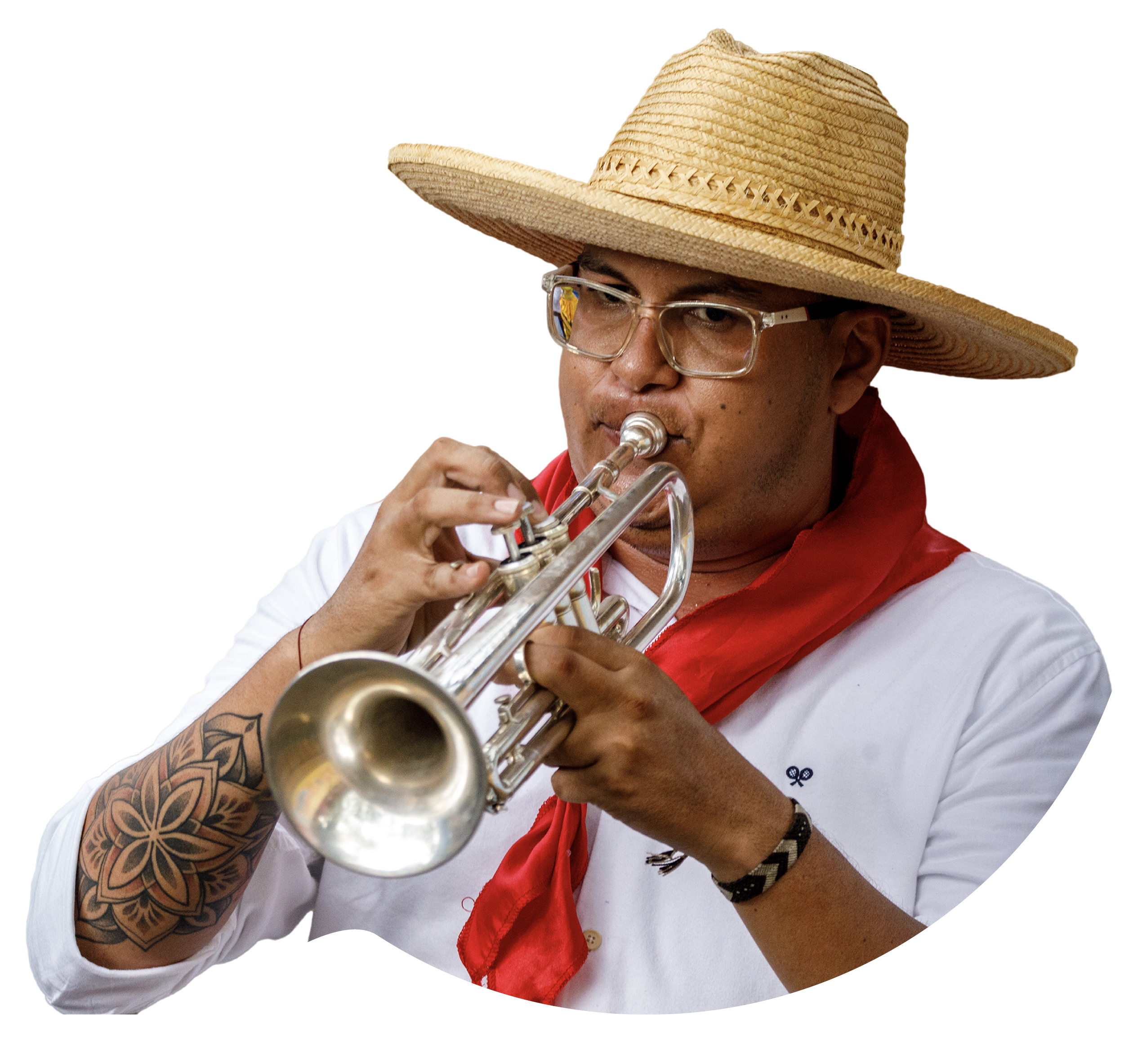 Hombre tocando la flauta, lleva sombrero de paja, gafas y tiene tatuajes en el brazo