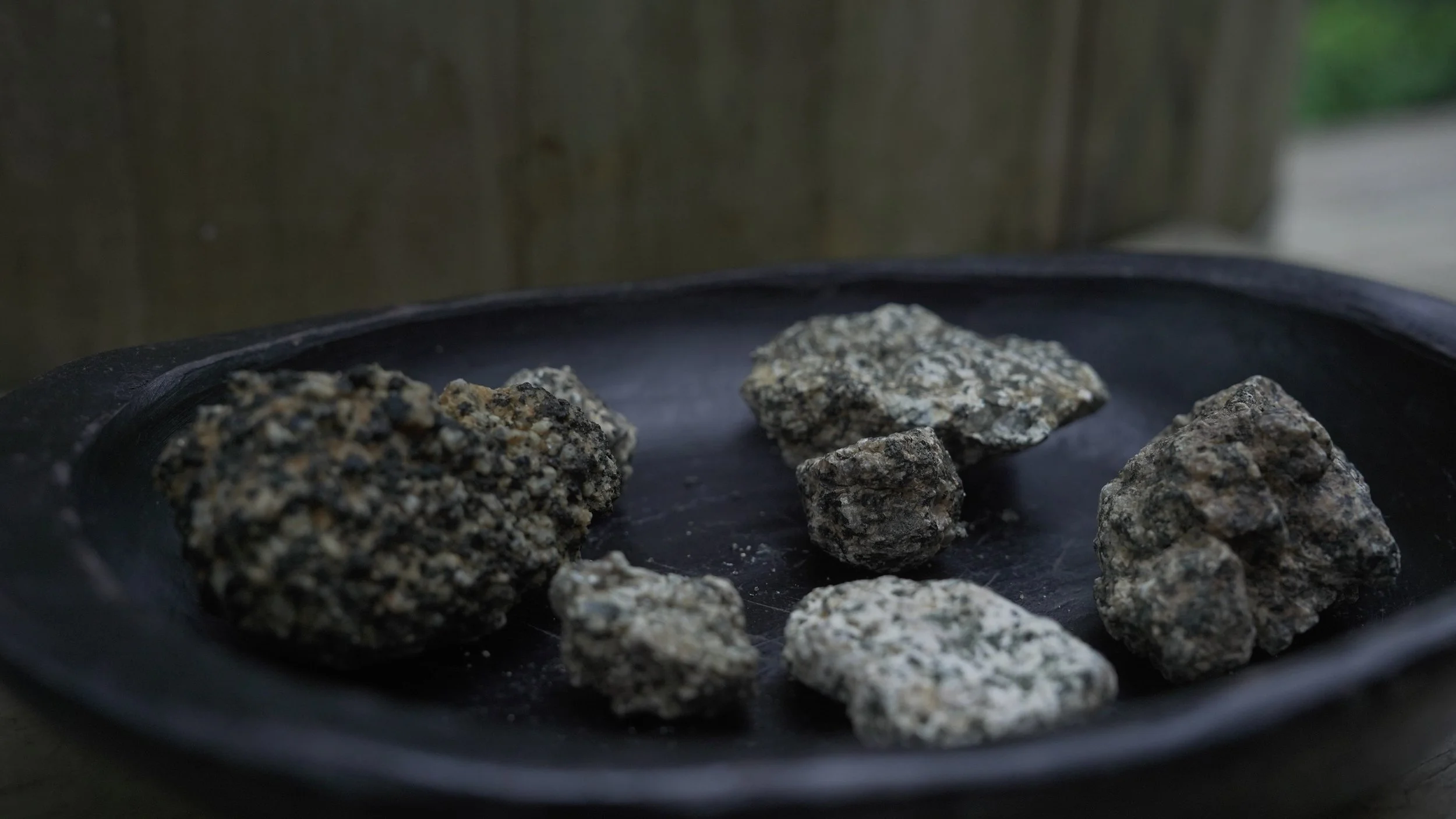 Piedras sobre una bandeja o plancha de piedra.