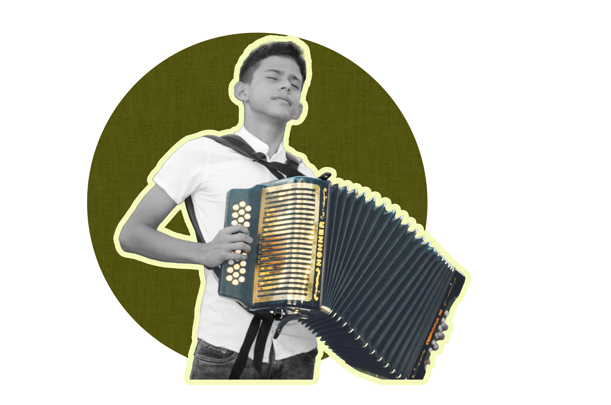 Joven tocando un acordeón y haciendo una expresión confiada