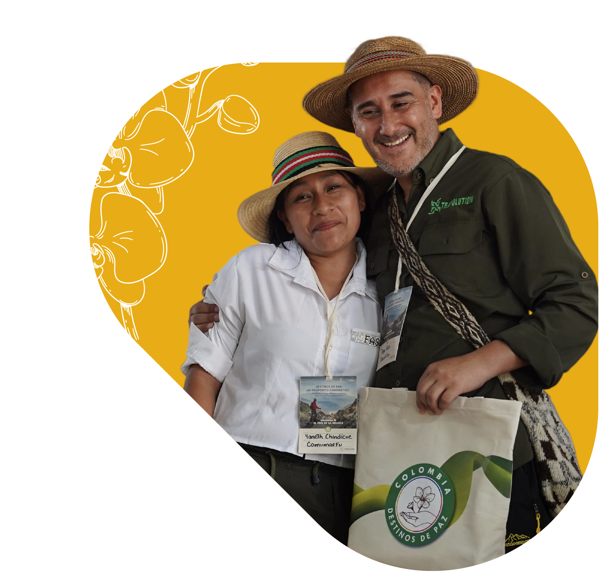 Dos personas con sombreros de paja toman una selfie en un evento, con carteles en su ropa que indican una conferencia sobre destinos de paz y un programa de Colombia. La imagen tiene un fondo amarillo con ilustraciones de frutas.