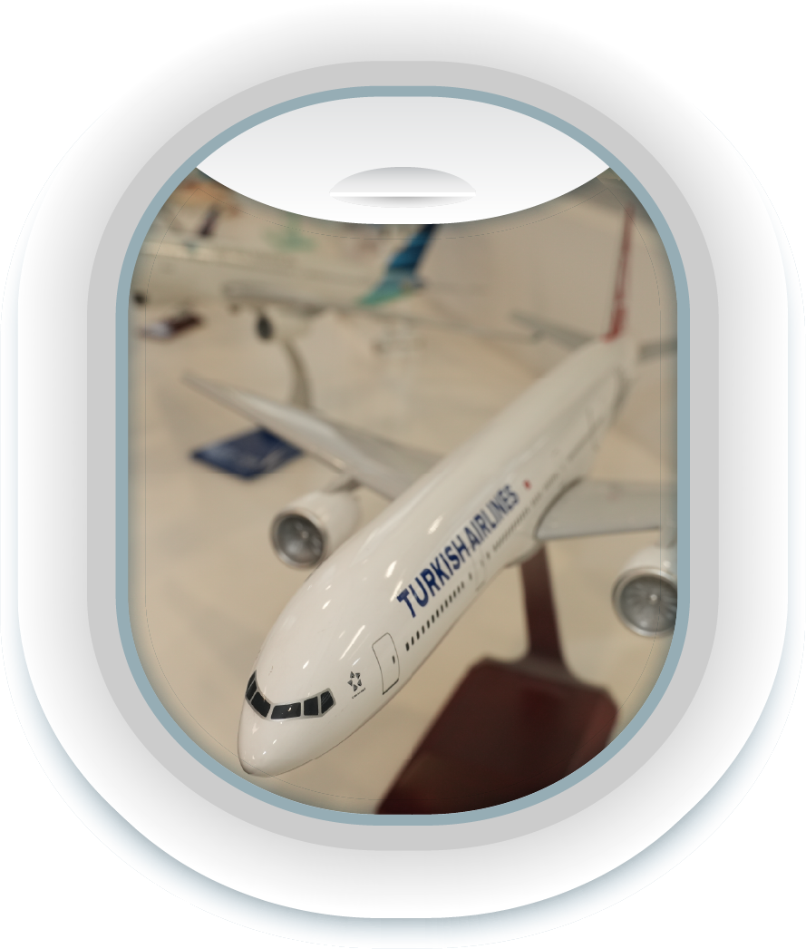 Modelo de avión de la aerolínea Turkish Airlines visto a través de una ventana de avión en un museo.
