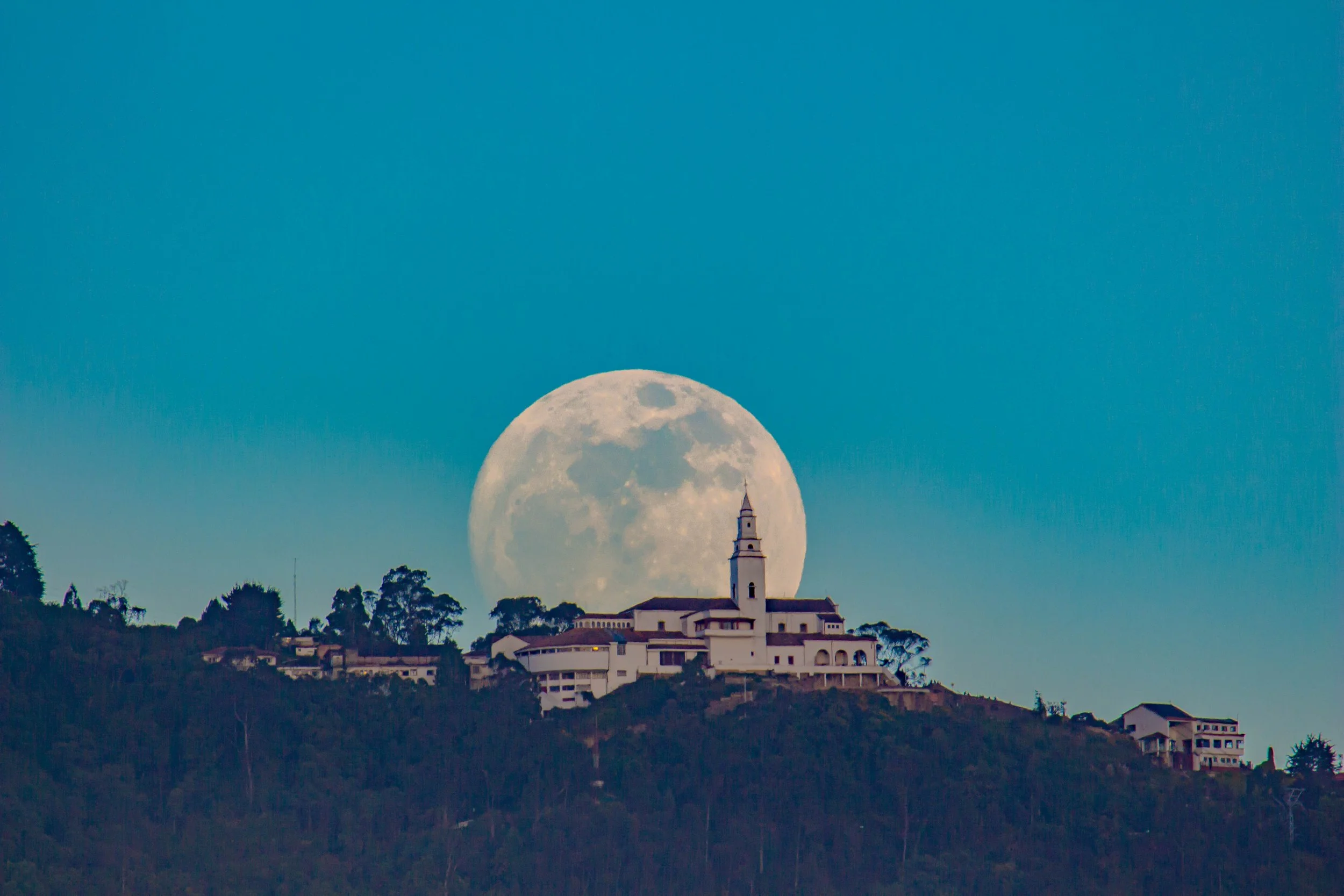 2do Puesto: Óscar Fredy Benavides Moreno - Superluna sobre Monserrate, Bogotá