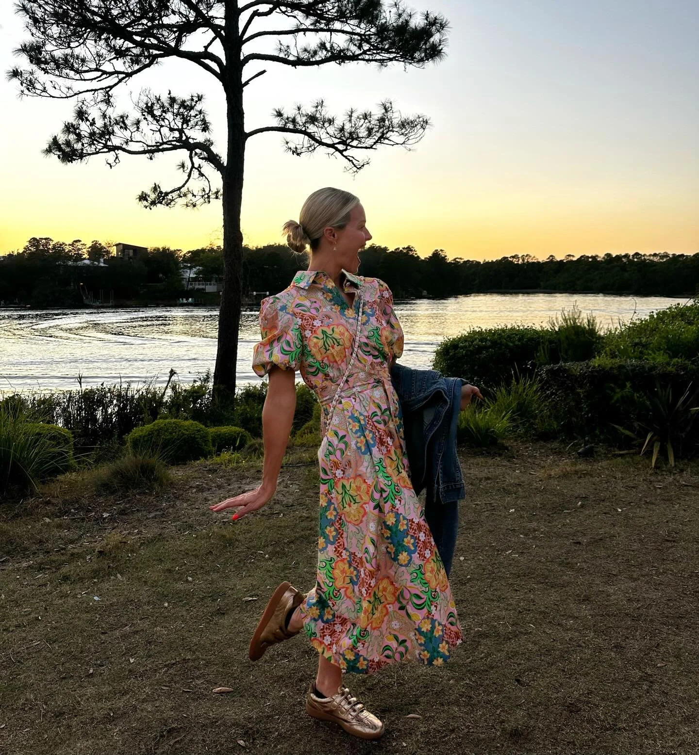 Three trends I am loving that make life so much easier that I hope never go away! (From a non-fashion blogger) 😉

☀️ The slick back bun or pony! No hairdryer, curling iron, or product needed. Part your (dirty, wet, tangled) hair in the middle and sl