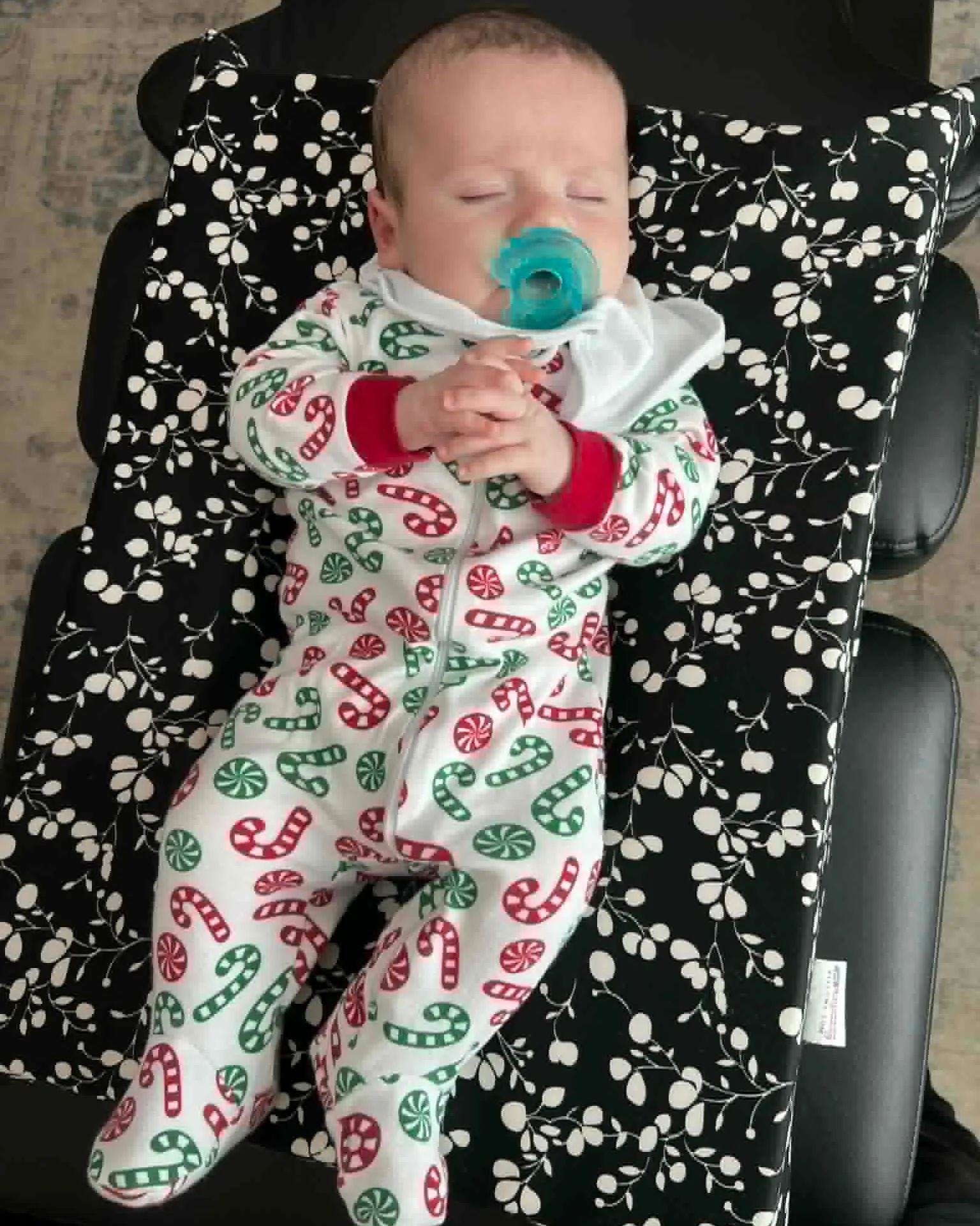 This sweet baby is dreaming of a white Christmas, ❄ while Mama is hoping for more of a Silent Night. 🤫😴 Infant chiropractic adjustments are extremely gentle--often no more pressure than checking the ripeness of a tomato--and focus on supporting com