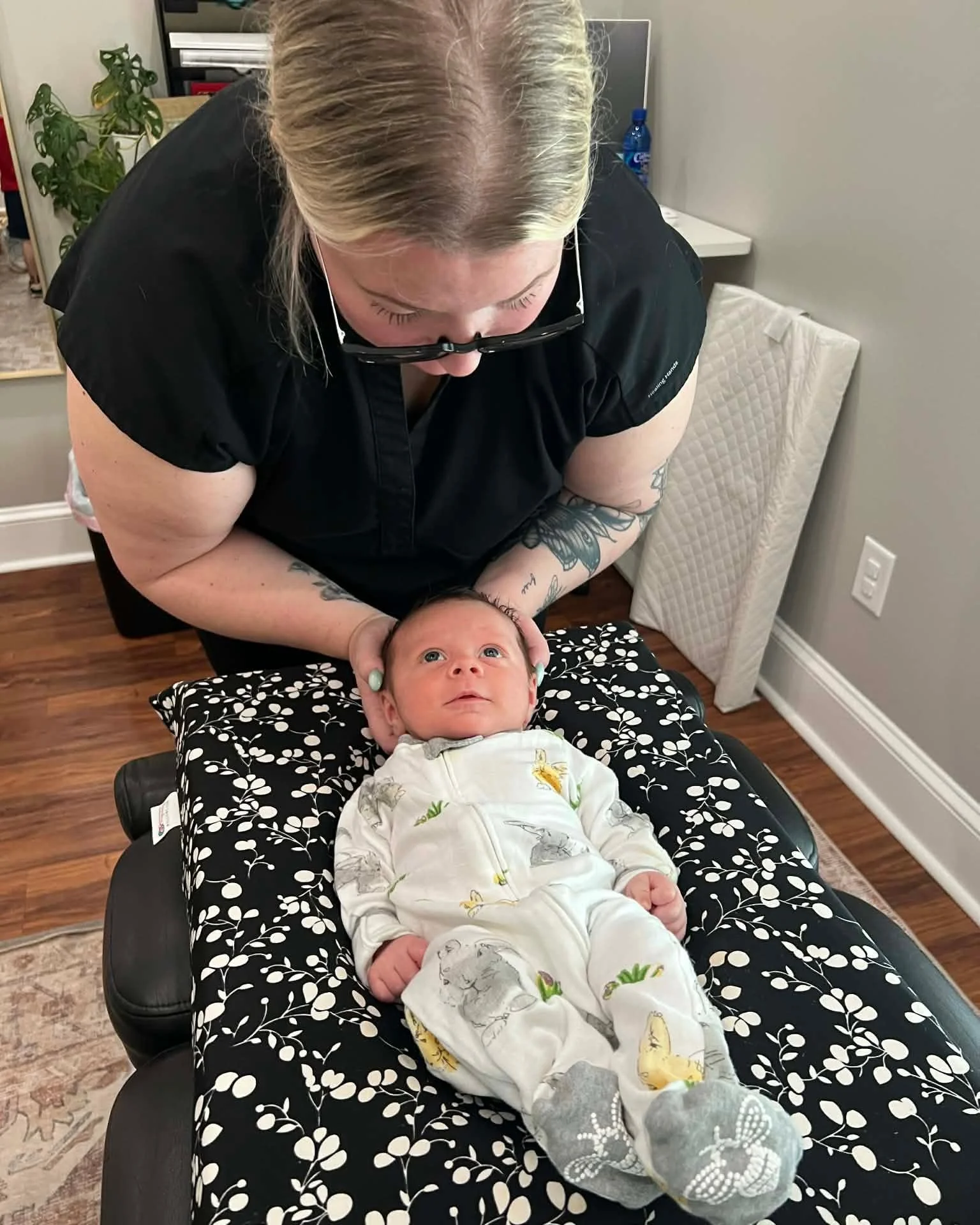Little brother was getting adjusted by "Dr. Chell" and loving every second&hellip; so of course Big Brother Dane had to hop up and get his turn too! 💙

We don&rsquo;t blame him 😉We loved getting to see these sweet boys and their Mama, hel