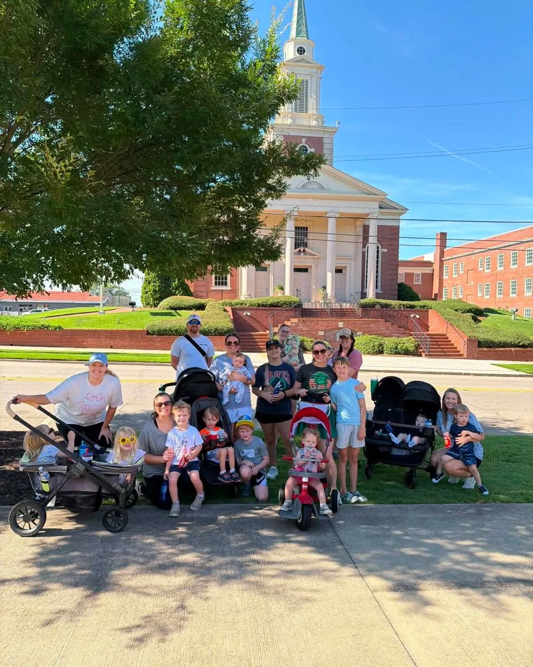 The inaugural Local Mamas Stroll had a great turnout, perfect weather, and accidentally logged 3 miles instead of the 2 miles we planned! 😂💪🏻 Thank you to everyone who joined us this morning, it was so nice to get everyone together!! Be on the loo