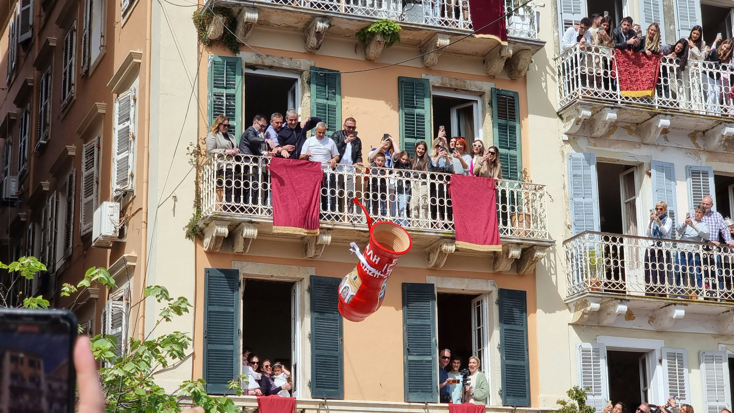 Pascua en Grecia: Tradiciones vivas, cuencos rotos y mucho más