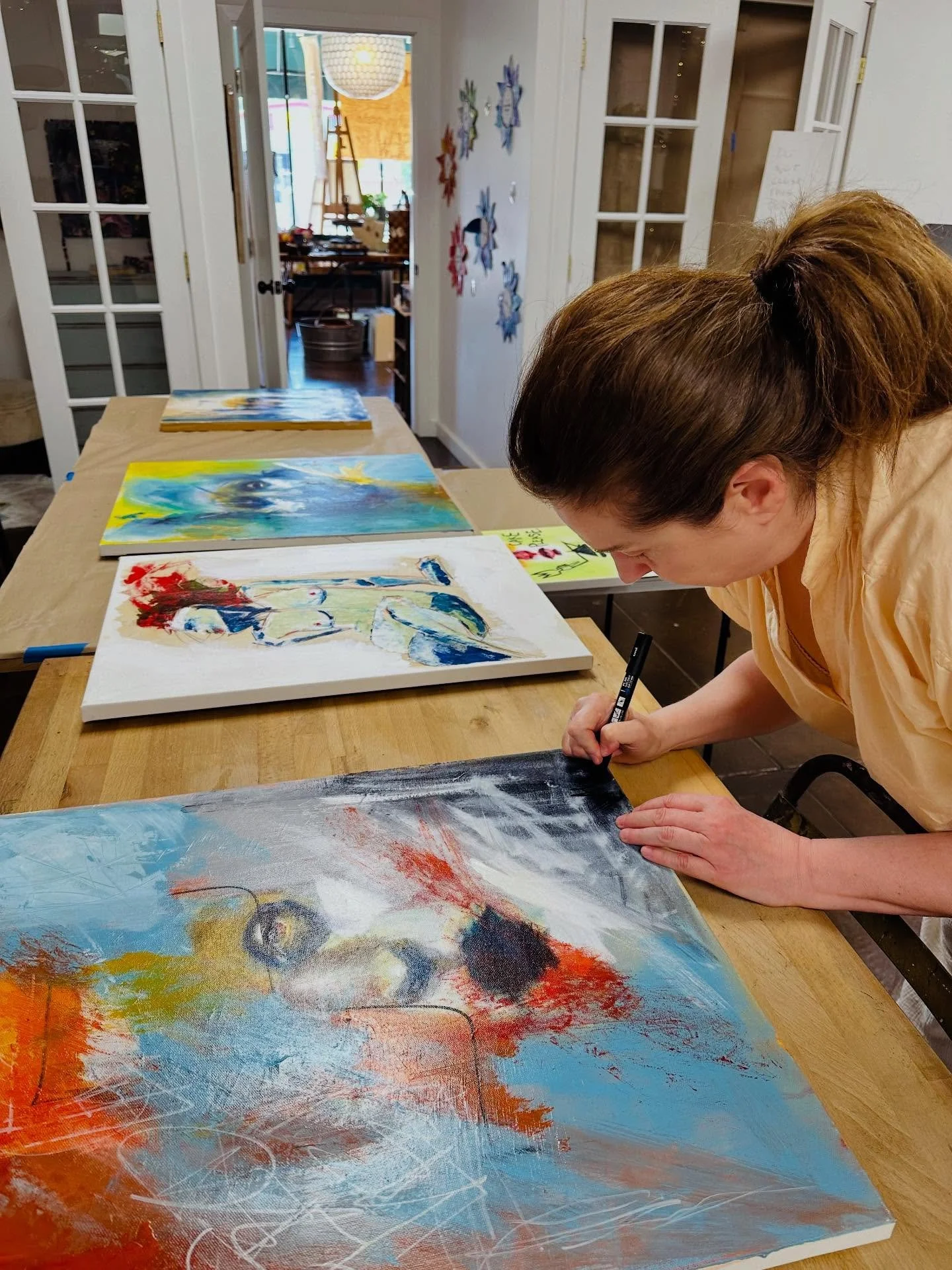 What a joy it has been to watch this artist spread her wings and fly! A writer for 20 (cough) years, she started painting during the pandemic. It has taken over her life with a passion and has pushed her creativity to new levels.
Anna Berlly @roxy_ap