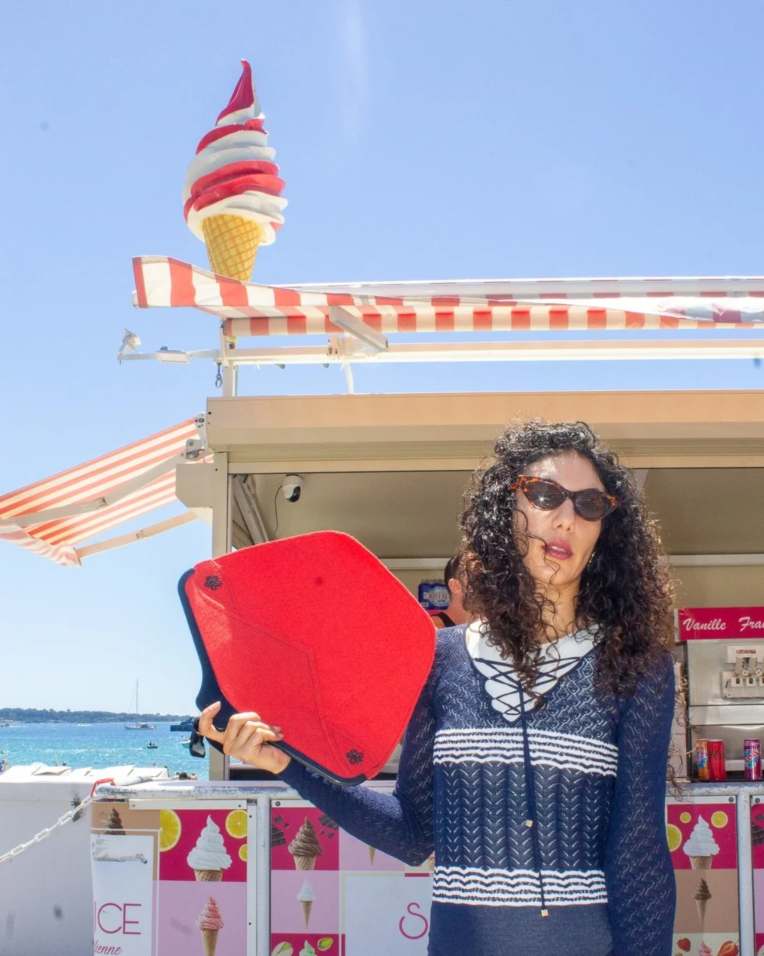 Souffl&eacute; Rouge &mdash; L&rsquo;&Eacute;ventail

Des projecteurs des stars&hellip; &agrave; la lumi&egrave;re du soleil &agrave; Cannes.

Confectionn&eacute; &agrave; partir du tapis rouge du Festival de Cannes 2025, Souffl&eacute; Rouge est une