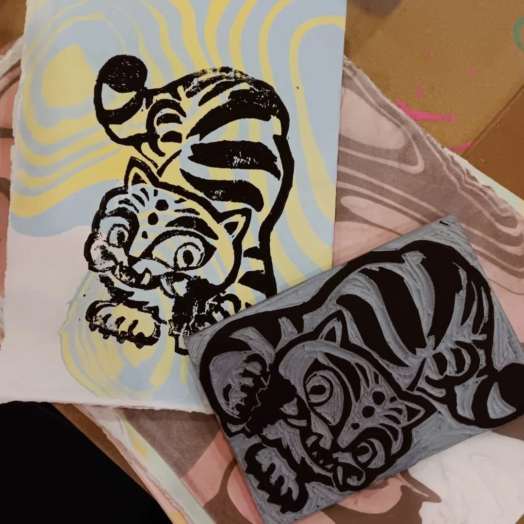 I'm set up at GIRAF this weekend! 🎉
I've got DIY Paper Marbling and Block Printing set up for folks to try, as well as special weekend deals  on Stickers and Cursive Pins!

Check out the full array of animation and art fun happening at the @globecin