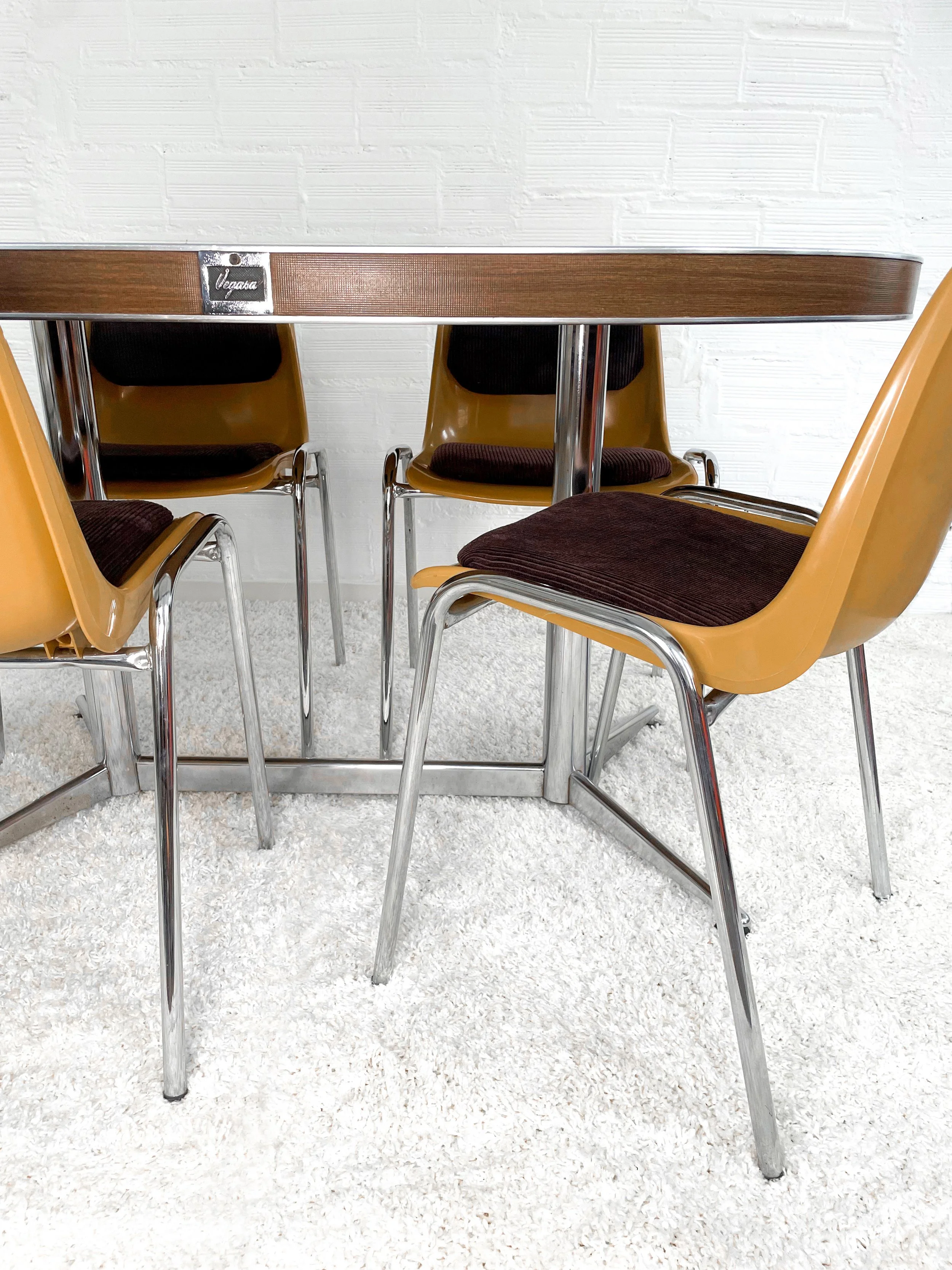 Mesa comedor ovalada Vegasa. Color Nogal. 60s. Monda Lironda Vintage