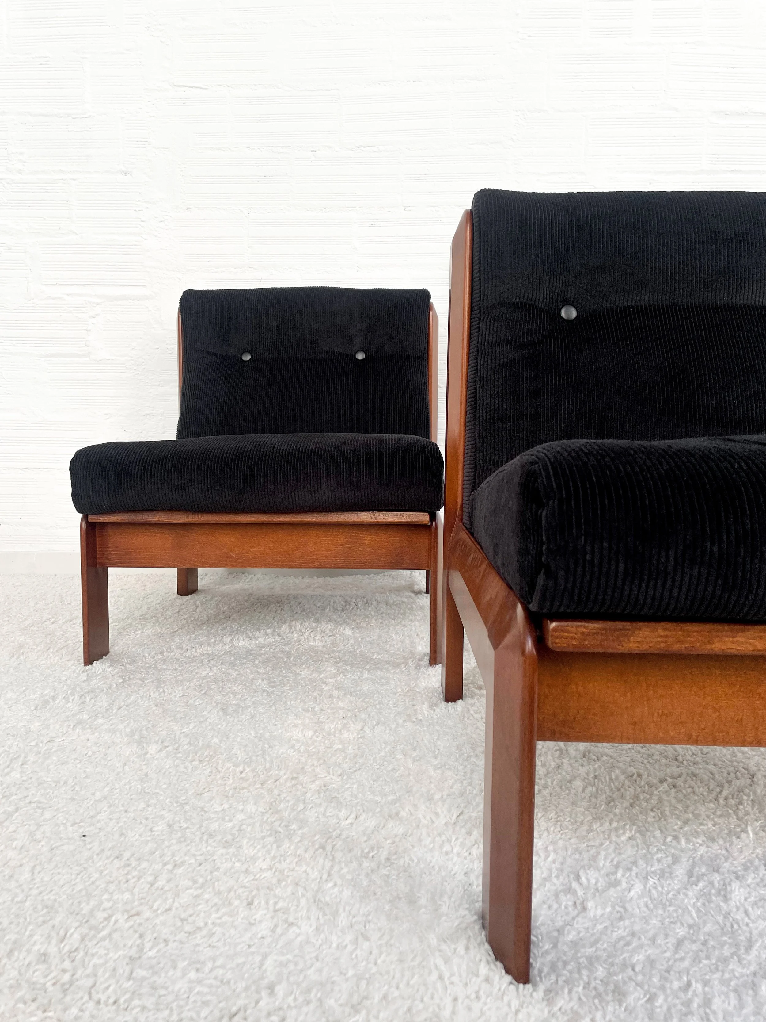 Butaca Guilleumas. Tapizada en Corduroy negro. Spain 70s. Monda Lironda Vintage