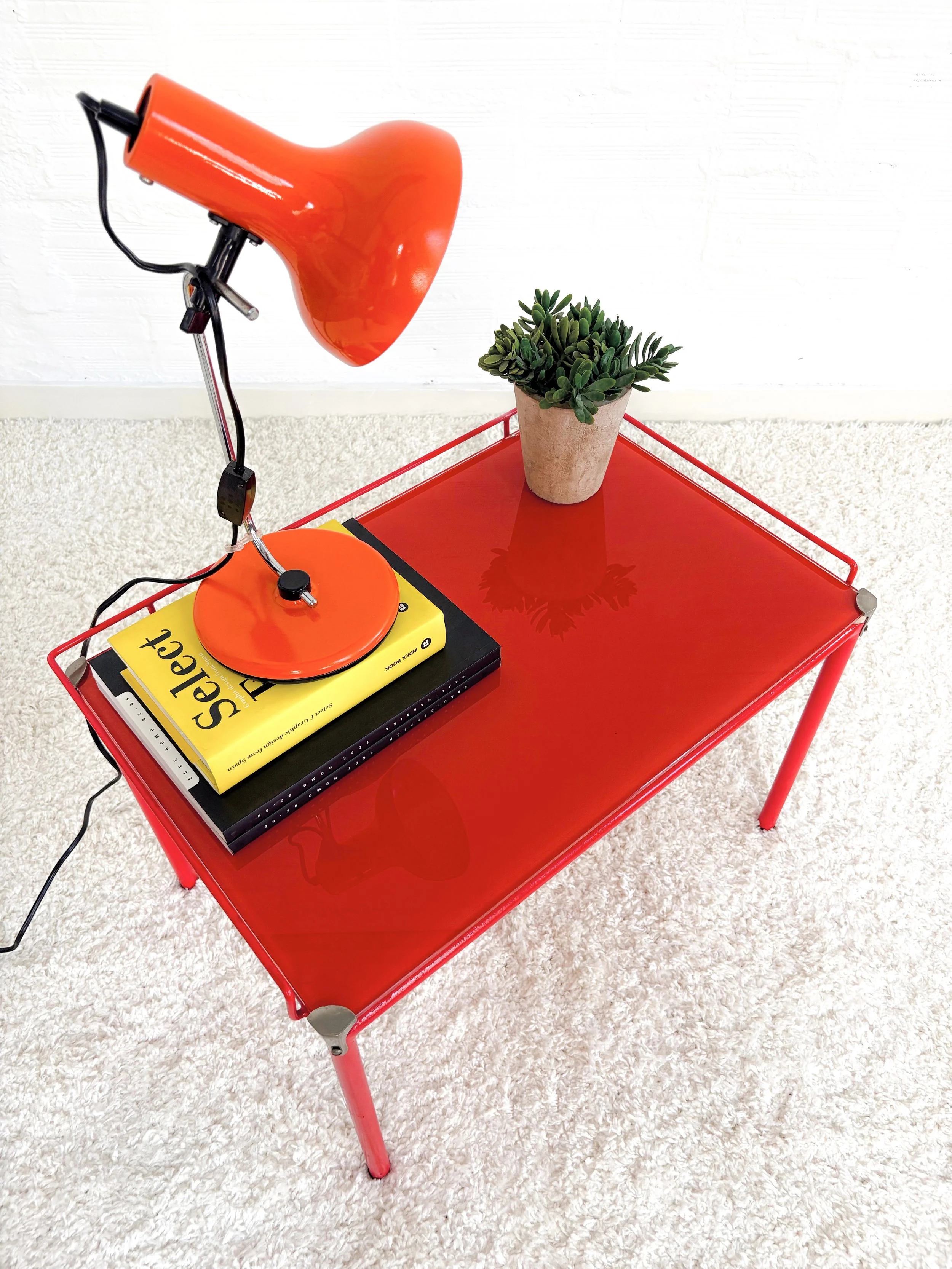 Mesa auxiliar roja con cristal. Vintage. 70s. Monda Lironda Vintage