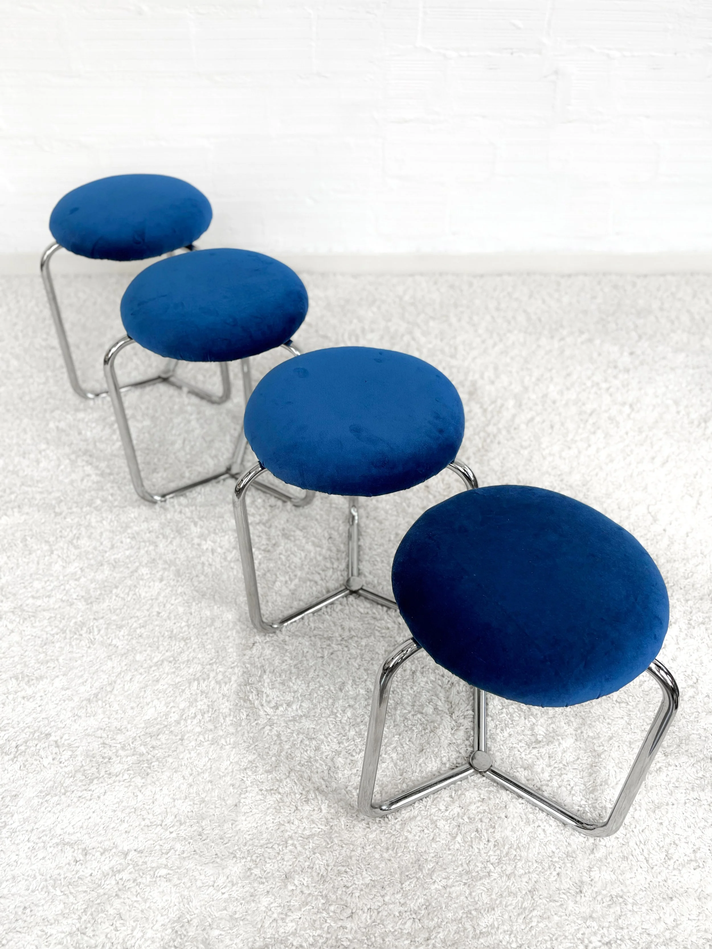 Taburetes bajos space age. Azul índigo. Estructura cromada. 70s. Monda Lironda Vintage