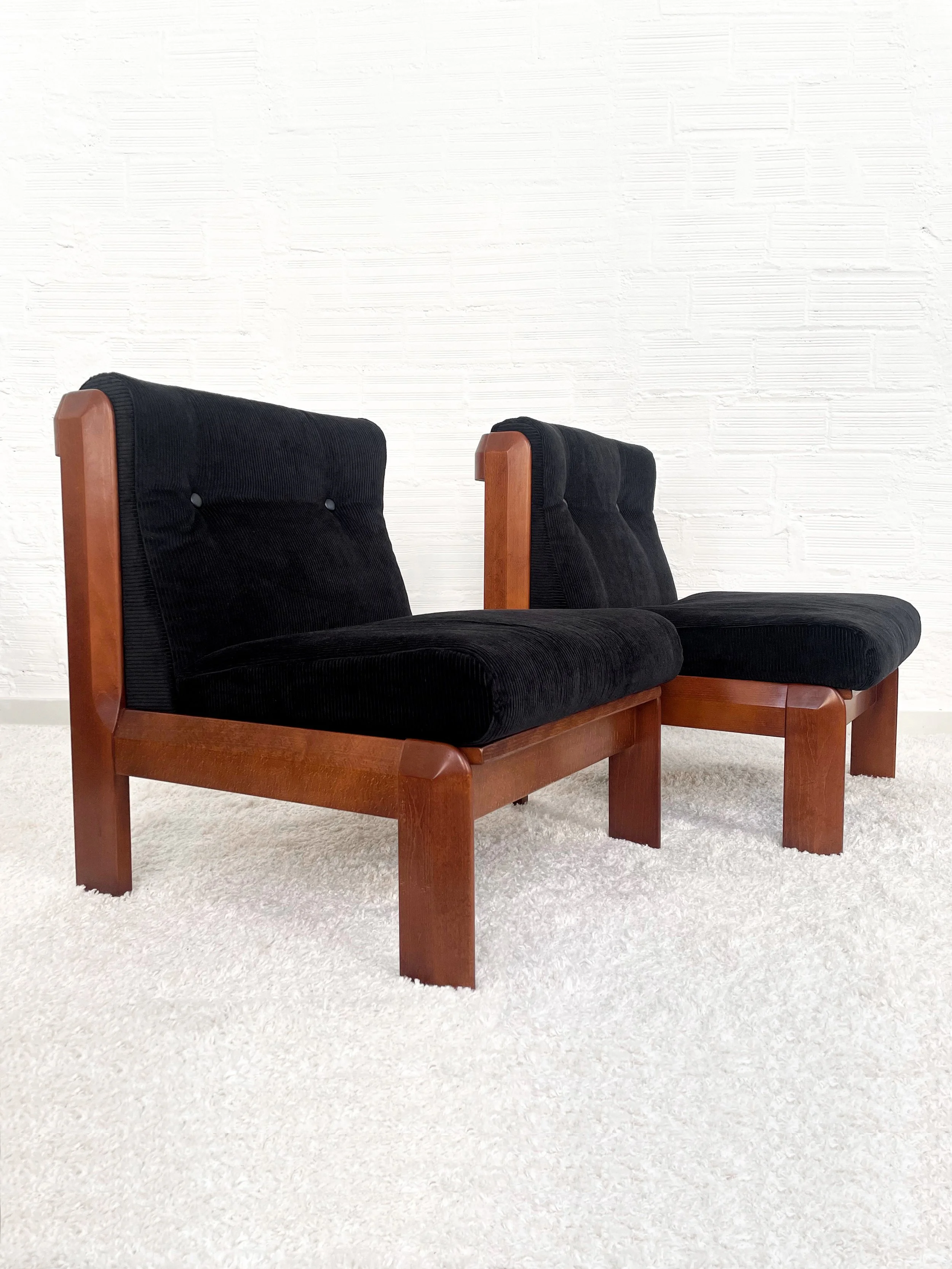 Butaca Guilleumas. Tapizada en Corduroy negro. Spain 70s. Monda Lironda Vintage