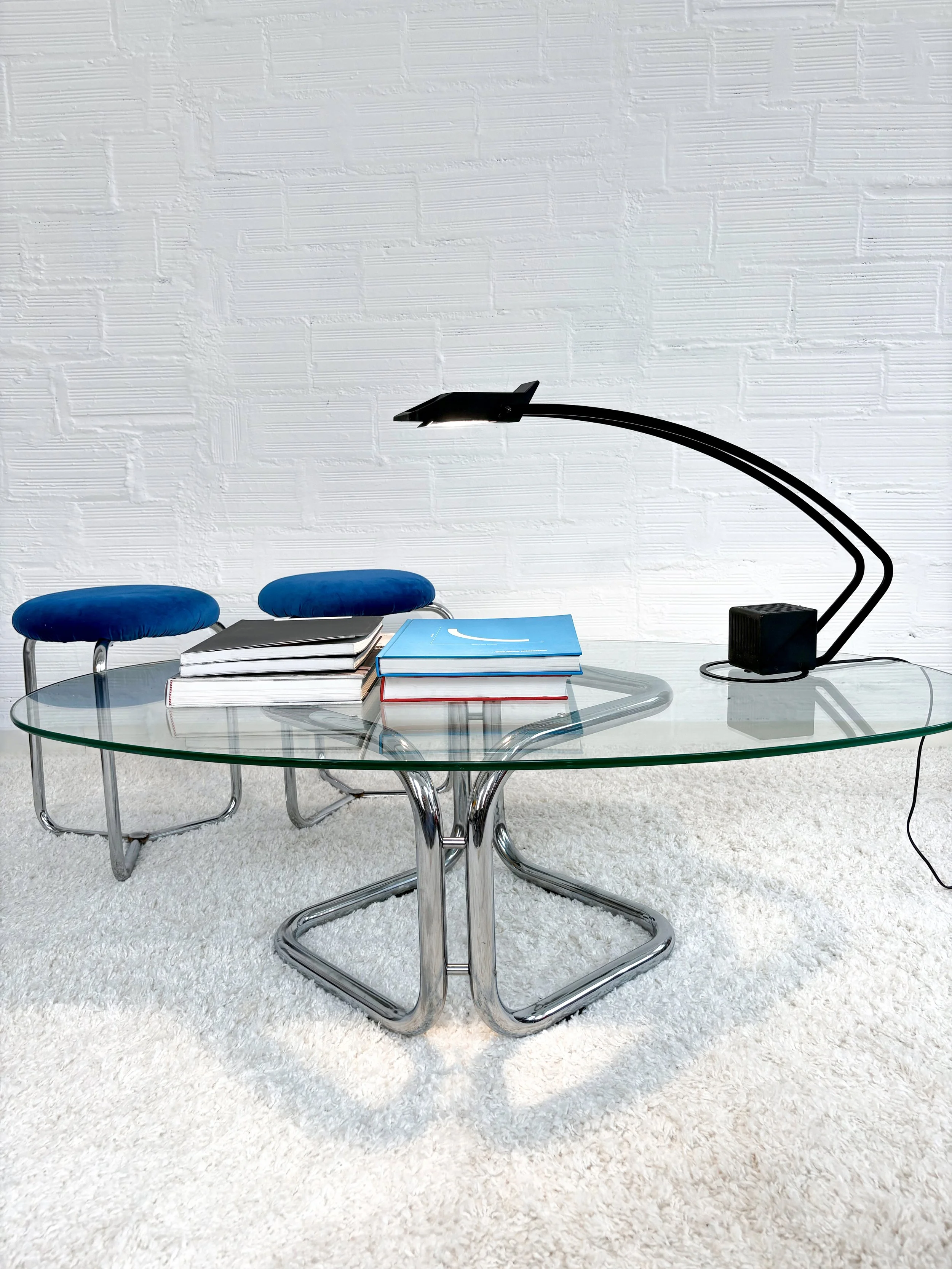 Mesa centro ovalada de cristal con estructura de acero cromado. 70s. Monda Lironda Vintage