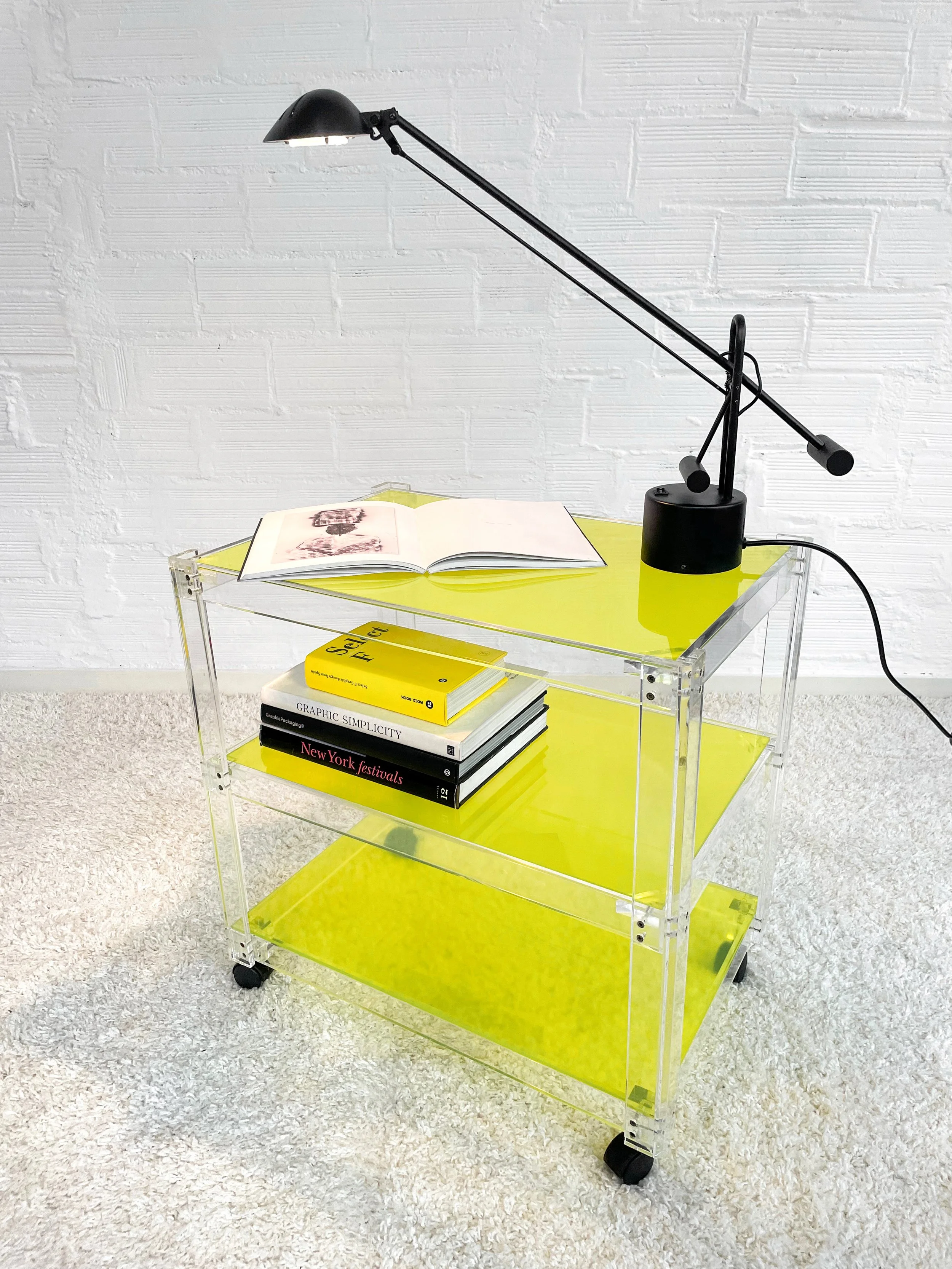 Mesa auxiliar de metacrilato. Vintage. Spain. 80s. Monda Lironda Vintage