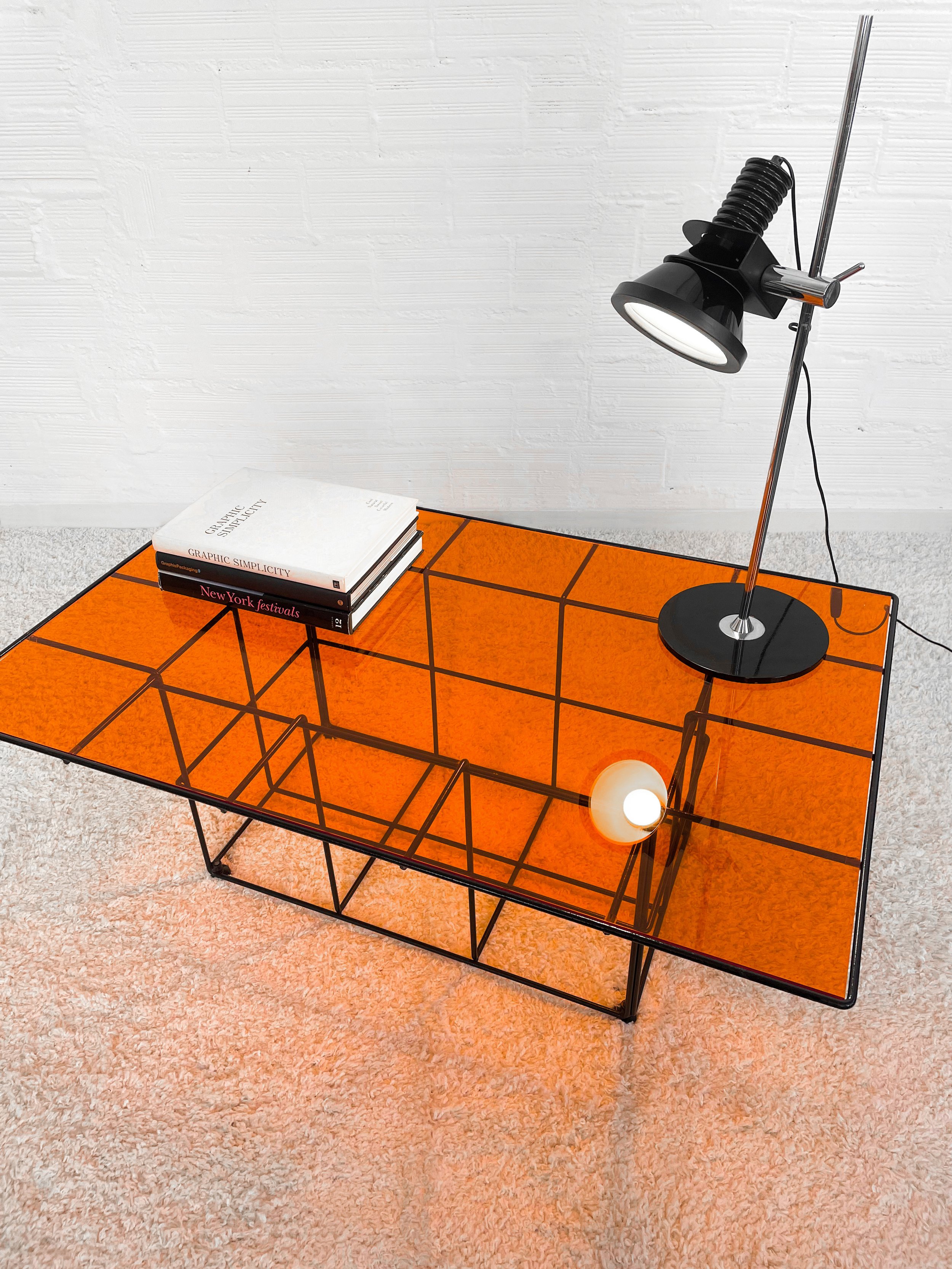 Mesa de centro vintage con rejilla de acero y metacrilato. 70s