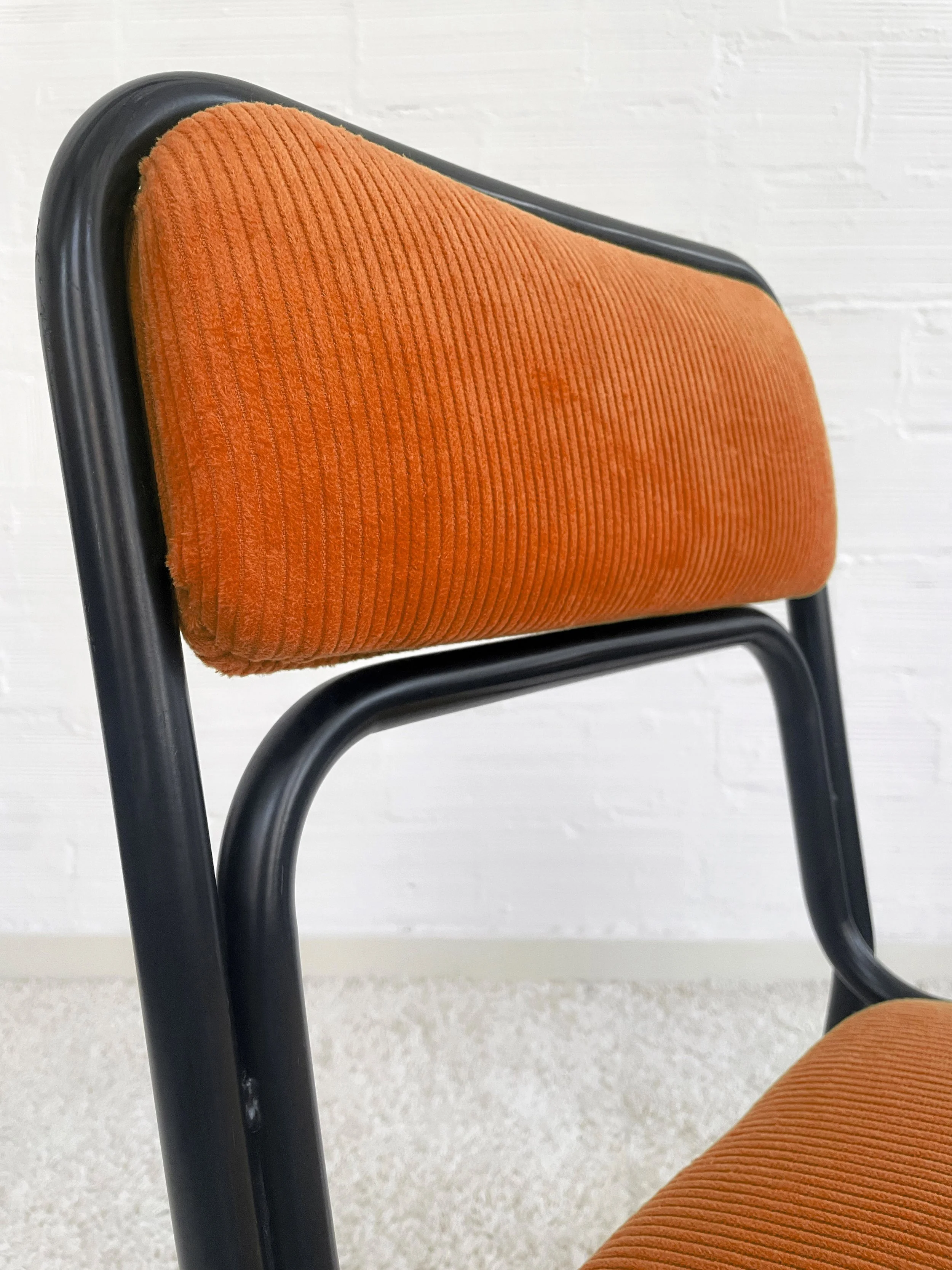 Sillas Bauhaus de los años 70. Italia. Tapizado pana naranja. Monda Lironda vintage