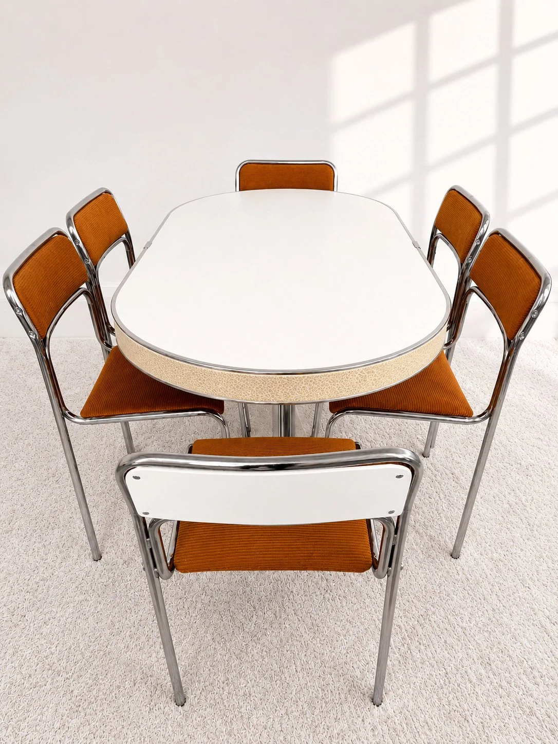 Mesa comedor ovalada Vegasa. Perfil piel blanco. 60s. Monda Lironda Vintage