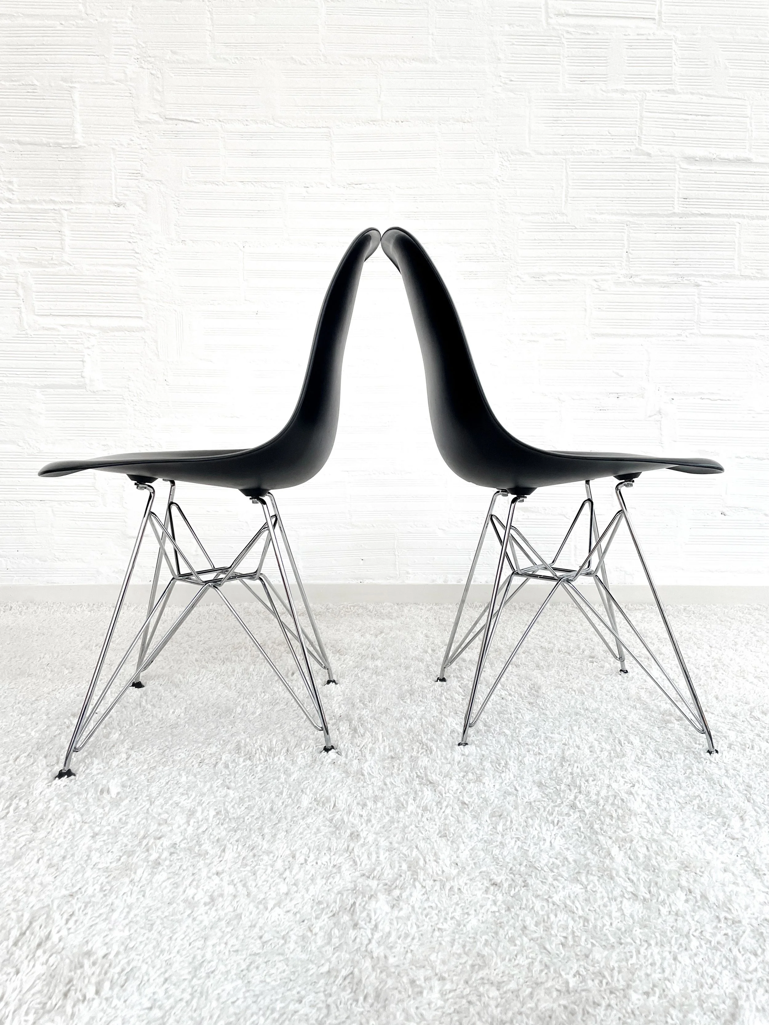 Sillas DSR de Vitra, diseñadas por Ray y Charles Eames. Monda Lironda Vintage