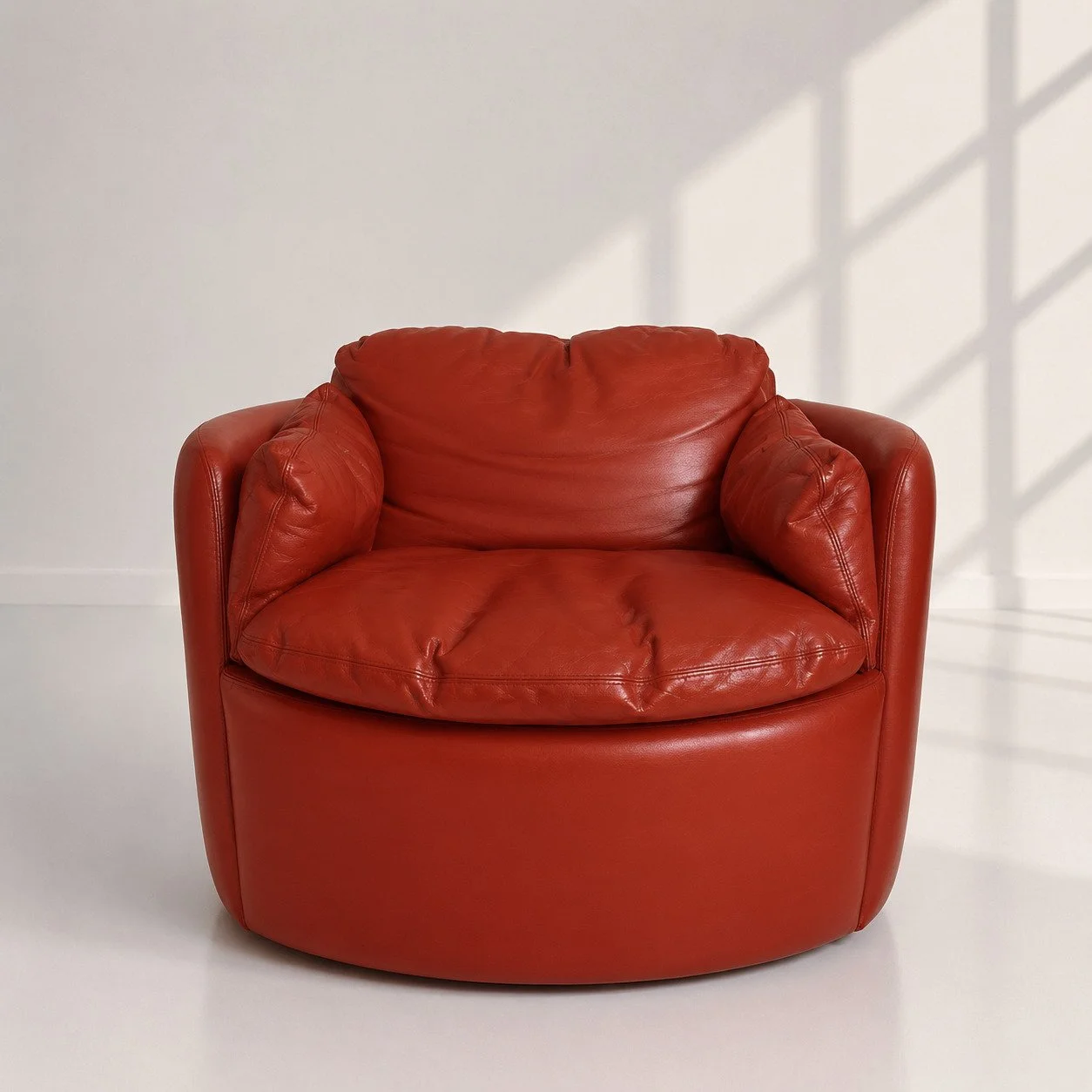 Butaca envolvente baja. Marr&oacute;n rojizo
A&ntilde;o: D&eacute;cada de los 60
Pa&iacute;s: Italia
Dise&ntilde;ador: -
Marca: -
Unidades: 1

Ref.ML000660