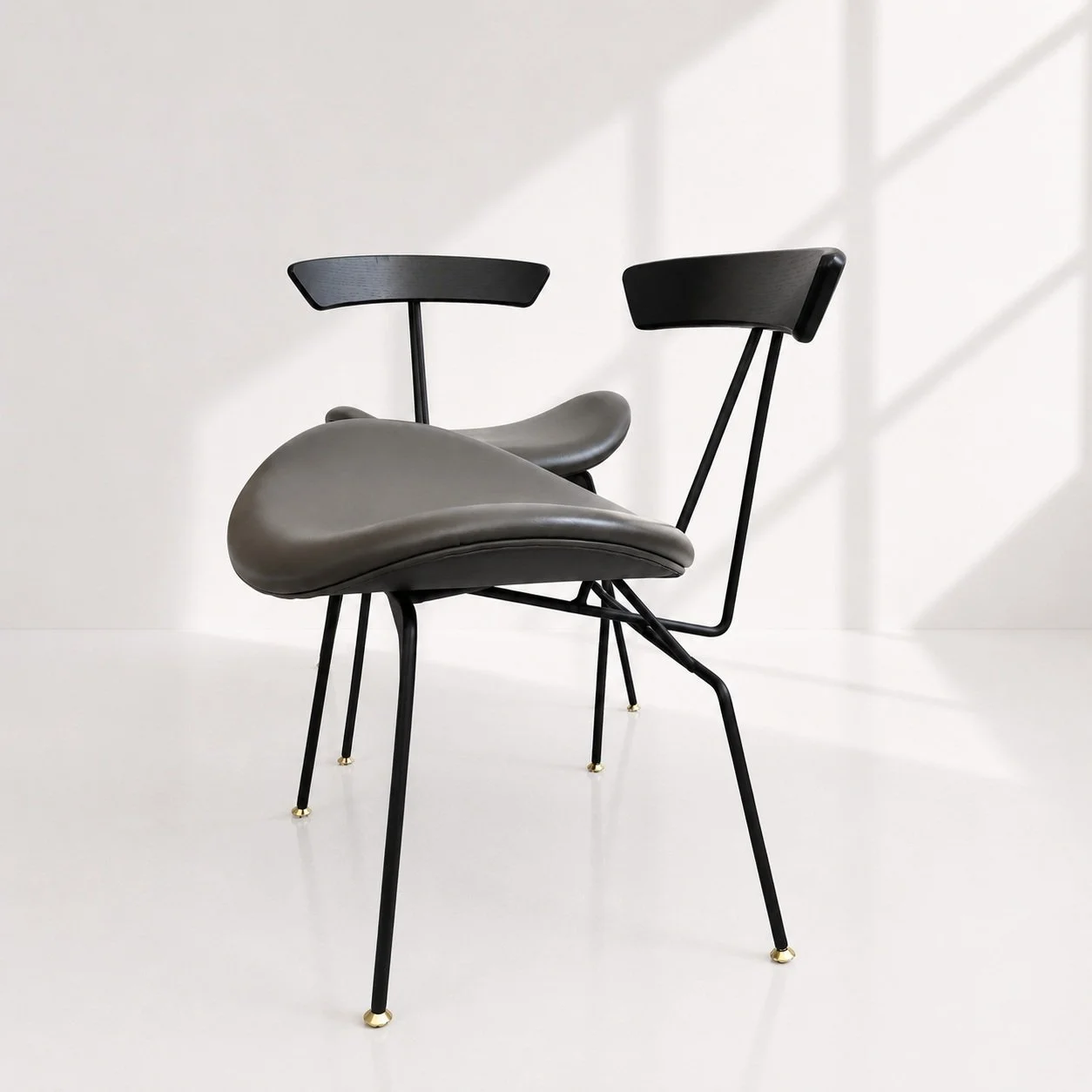 Silla italiana
A&ntilde;o: Finales de los a&ntilde;os 80
Pa&iacute;s: Italia
Dise&ntilde;o: Acero, madera, piel... y unas proporciones dif&iacute;ciles de mejorar.
Toque Monda: Nos conquist&oacute; ese peque&ntilde;o detalle de lat&oacute;n en las pa