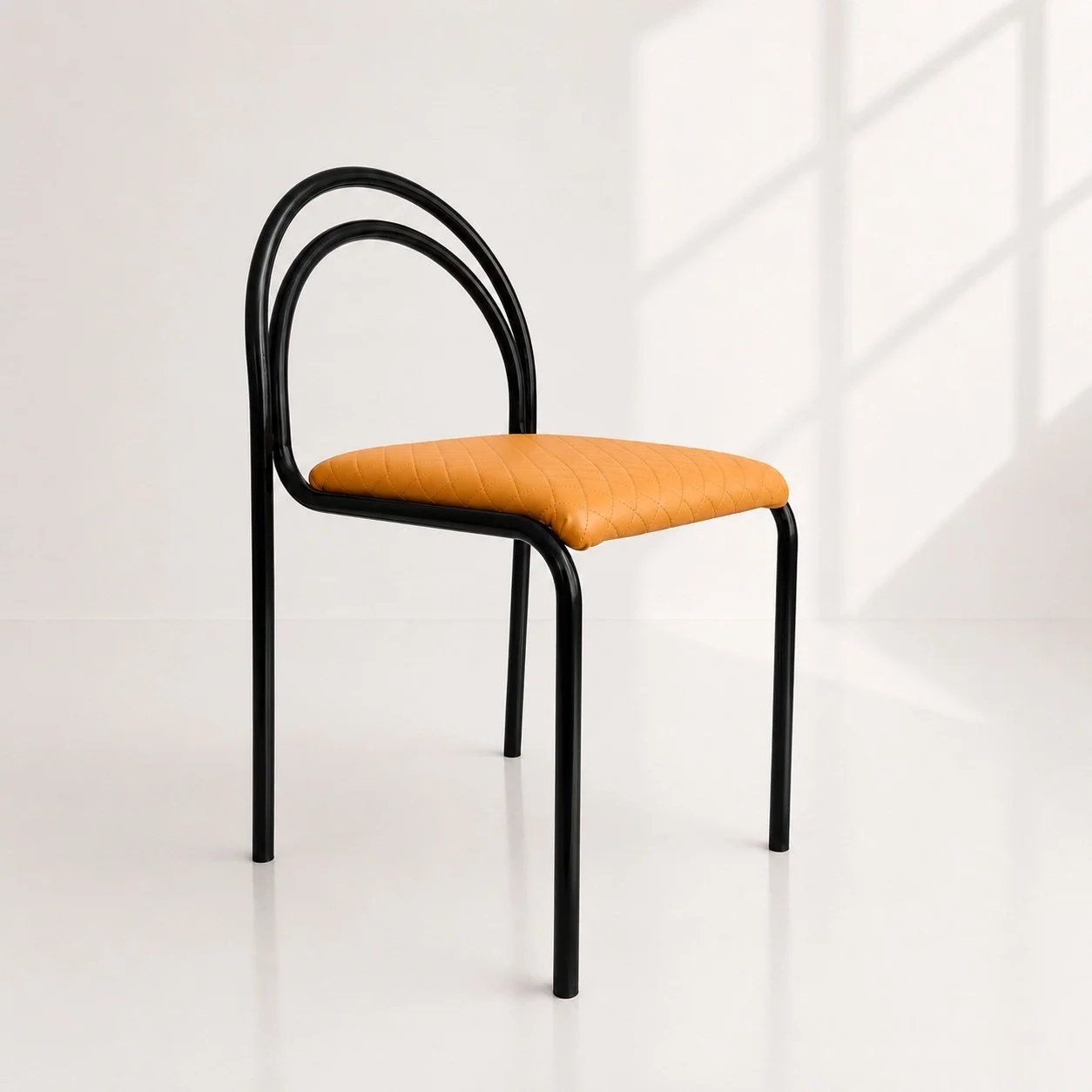 Silla tubular lacada
A&ntilde;o: Finales de los a&ntilde;os 80
Pa&iacute;s: Europa
Dise&ntilde;o: Un gui&ntilde;o a Thonet con ese punto de postmodernismo italiano que tanto nos gusta.
Toque Monda: Cambiamos el tapizado. Cambi&oacute; la silla.
Unida