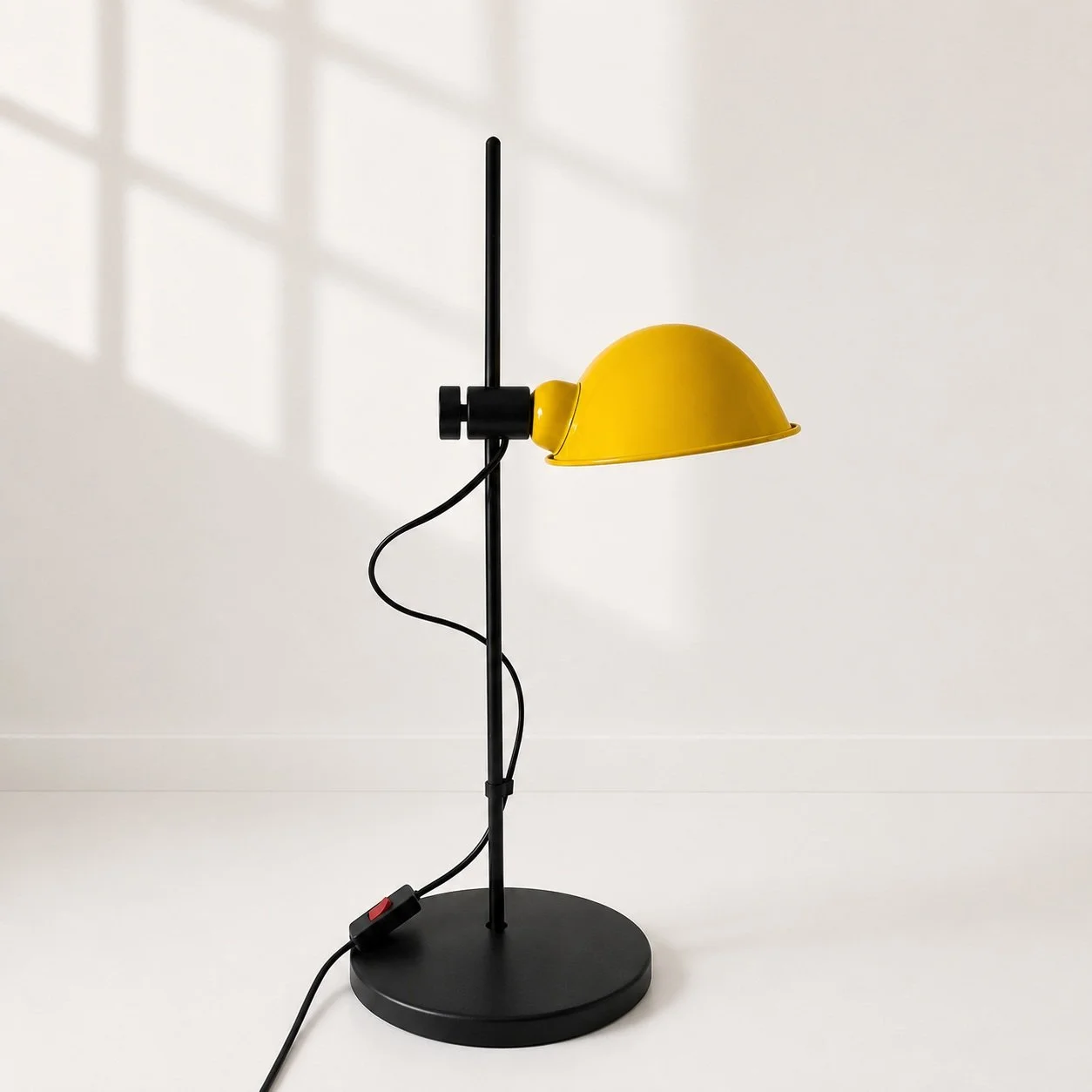 L&aacute;mpara de mesa Mod
A&ntilde;o: A&ntilde;os 80
Pa&iacute;s: Europa
Dise&ntilde;o: Un cl&aacute;sico de los a&ntilde;os 80. Estructura met&aacute;lica, pantalla orientable y ese equilibrio perfecto entre funcionalidad y dise&ntilde;o que nunca 