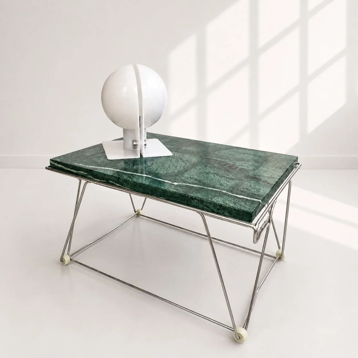 Mesa auxiliar de m&aacute;rmol verde y acero cromado

A&ntilde;o: Finales de los a&ntilde;os 80
Pa&iacute;s: Europa
Dise&ntilde;o: Ligera, funcional y con todo pensado para que nada sobre.
Toque Monda: Una estructura que parece dibujada de un solo tr
