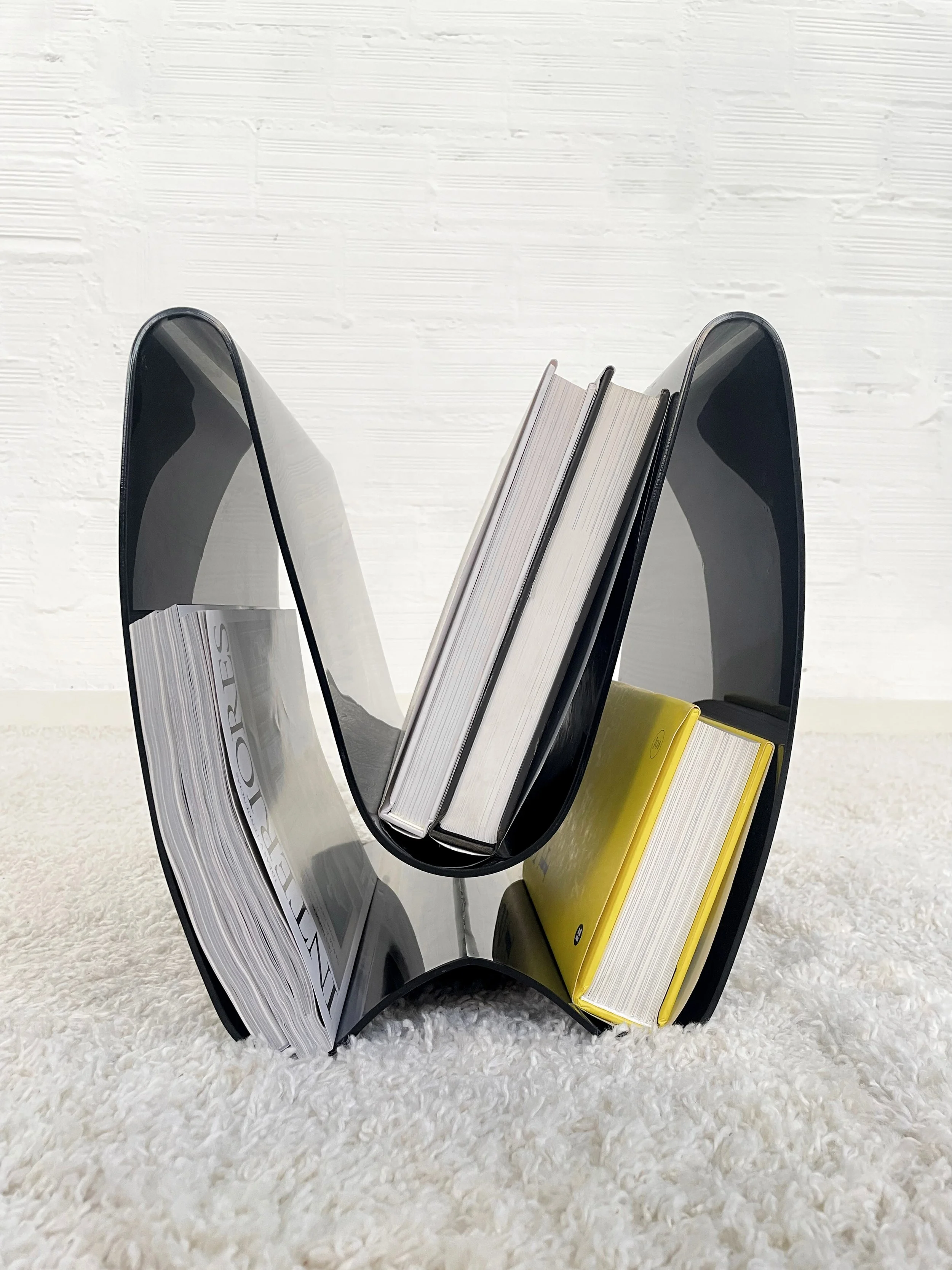 Revistero postmoderno de plexiglás. Italia 80s. Monda Lironda Vintage