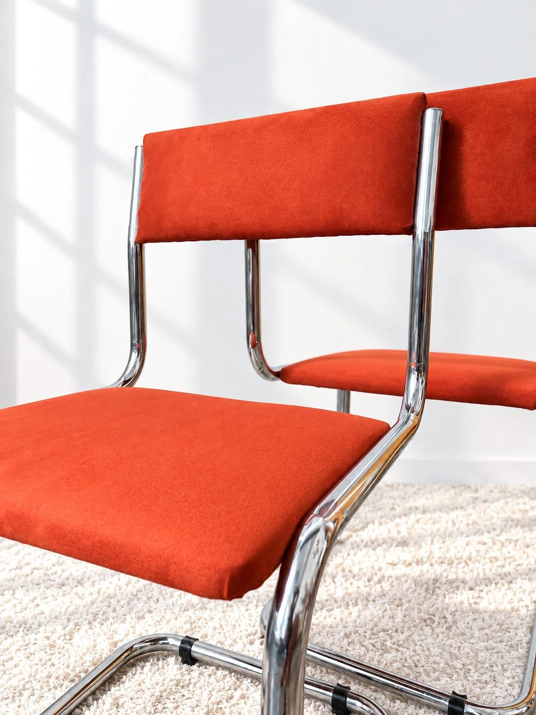 Sillas cantilever italianas de los años 70. Tapizado antelina color teja. Monda Lironda Vintage
