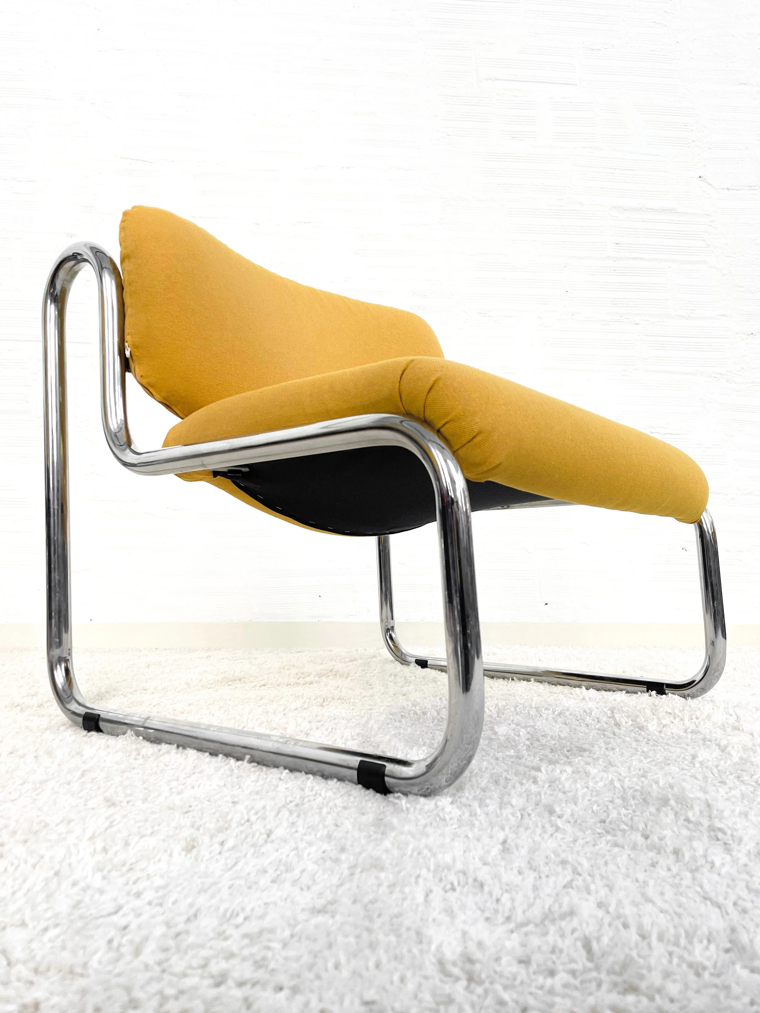 Butaca Egara. Tapizado mostaza. Italia 70s. Monda Lironda Vintage