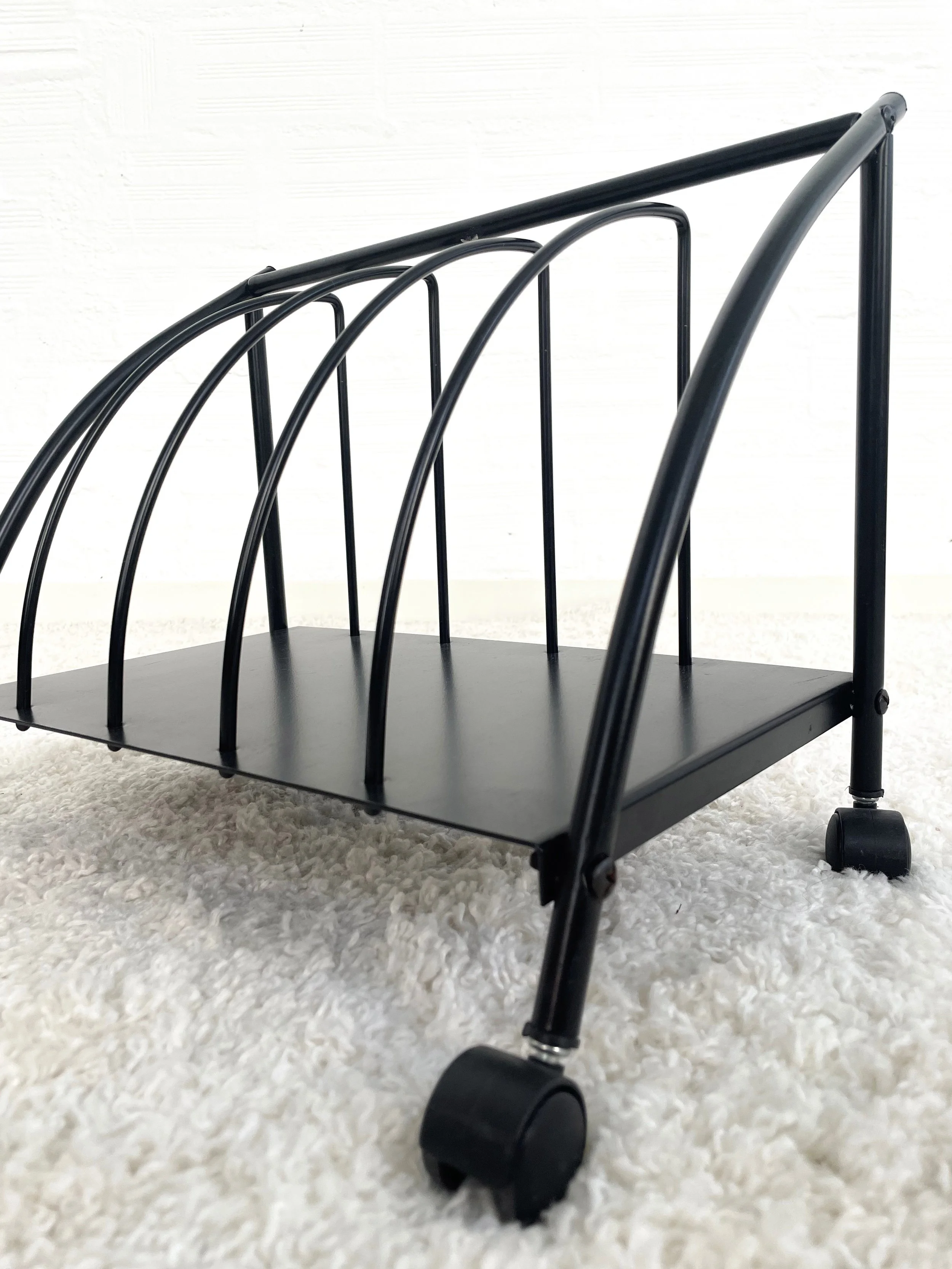 Revistero / soporte para vinilos con ruedas. 90s. Monda Lironda Vintage